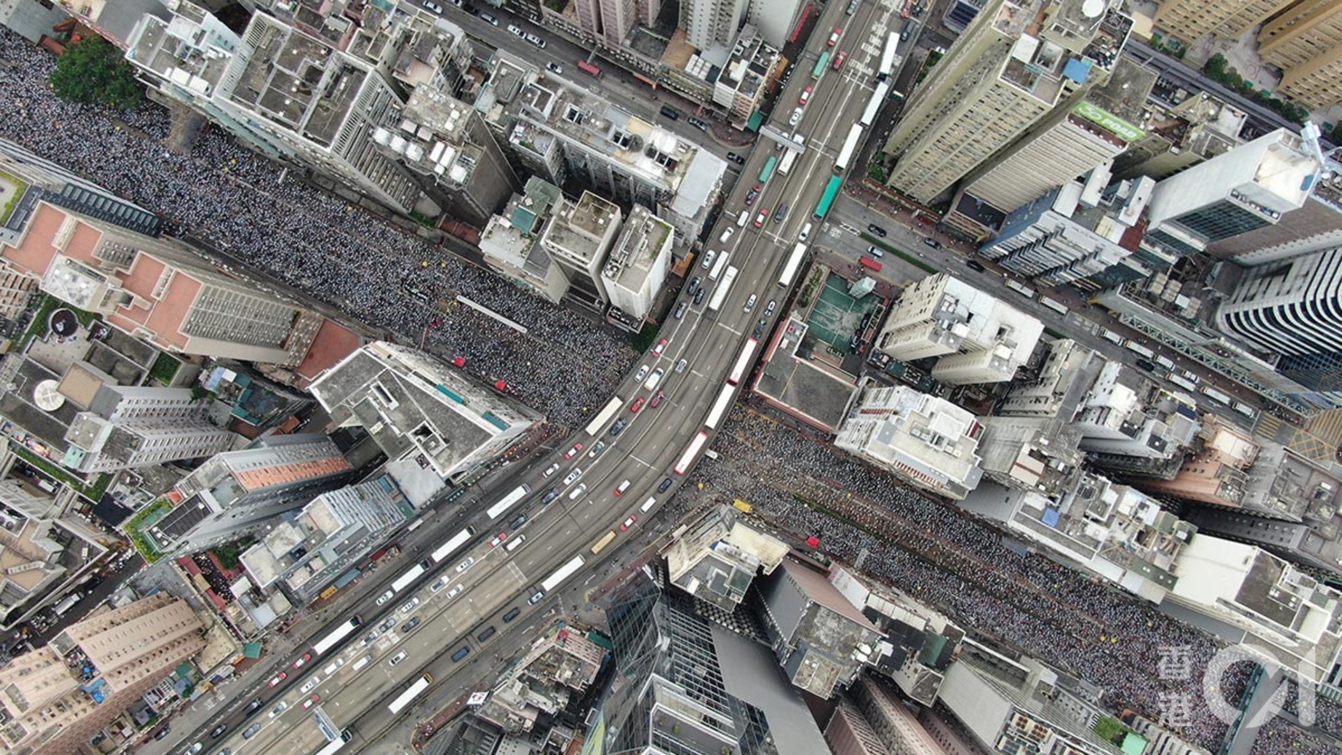 反逃犯條例遊行 最新航拍 各區塞爆盛況灣仔佔6行車線 香港01 政情 反逃犯條例遊行 最新航拍 各區塞爆盛況灣仔佔6行車線 香港01 政情