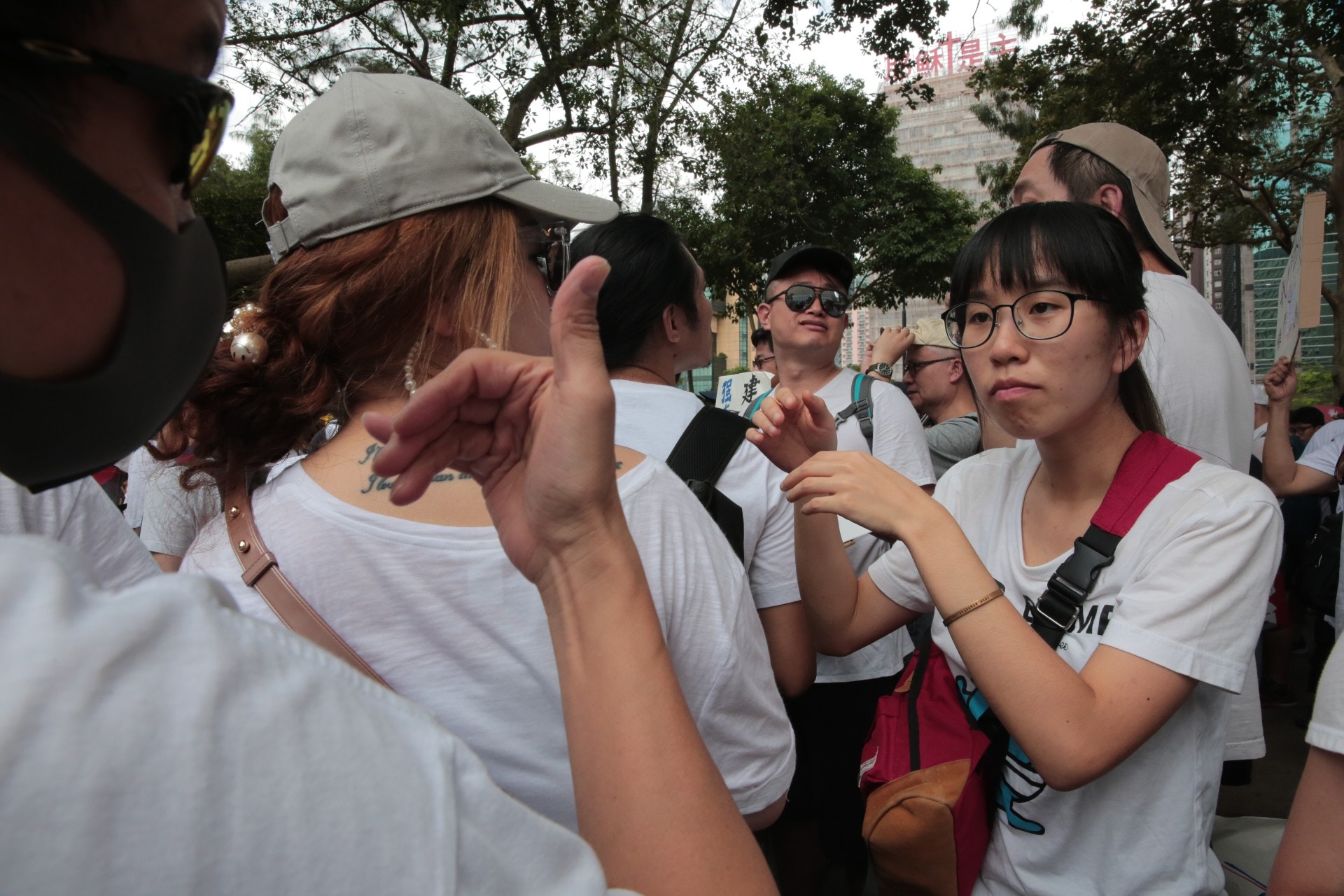 聾人團隊中，亦有健聽同行者。健聽者Kim說：「無刻意安排做傳譯，係我都係香港人，我都想一齊參與。」