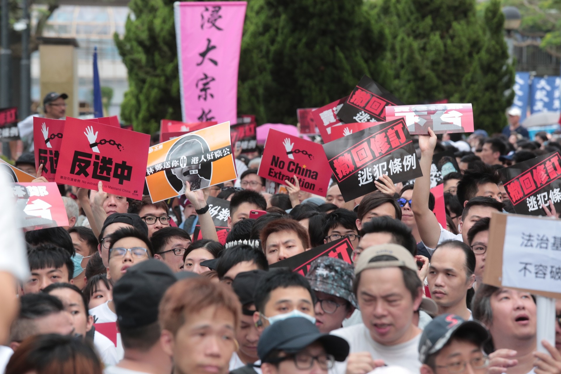 下午五時半，遊行隊伍不經指定出口，選擇跨過維園外一個個的圍欄。互不相識的市民互相扶持，終於起步遊行。