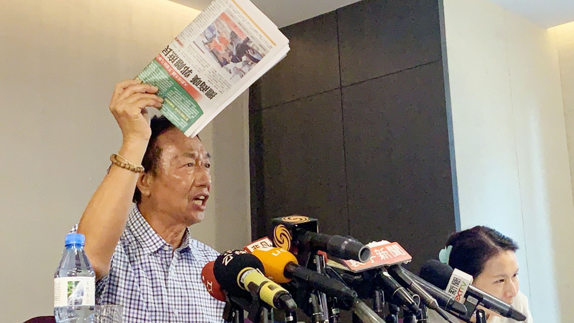 【2020大選】郭台銘斥遭蔡衍明旗下媒體抹黑:不甘心首富讓給我 【2020大選】郭台銘斥遭蔡衍明旗下媒體抹黑:不甘心首富讓給我