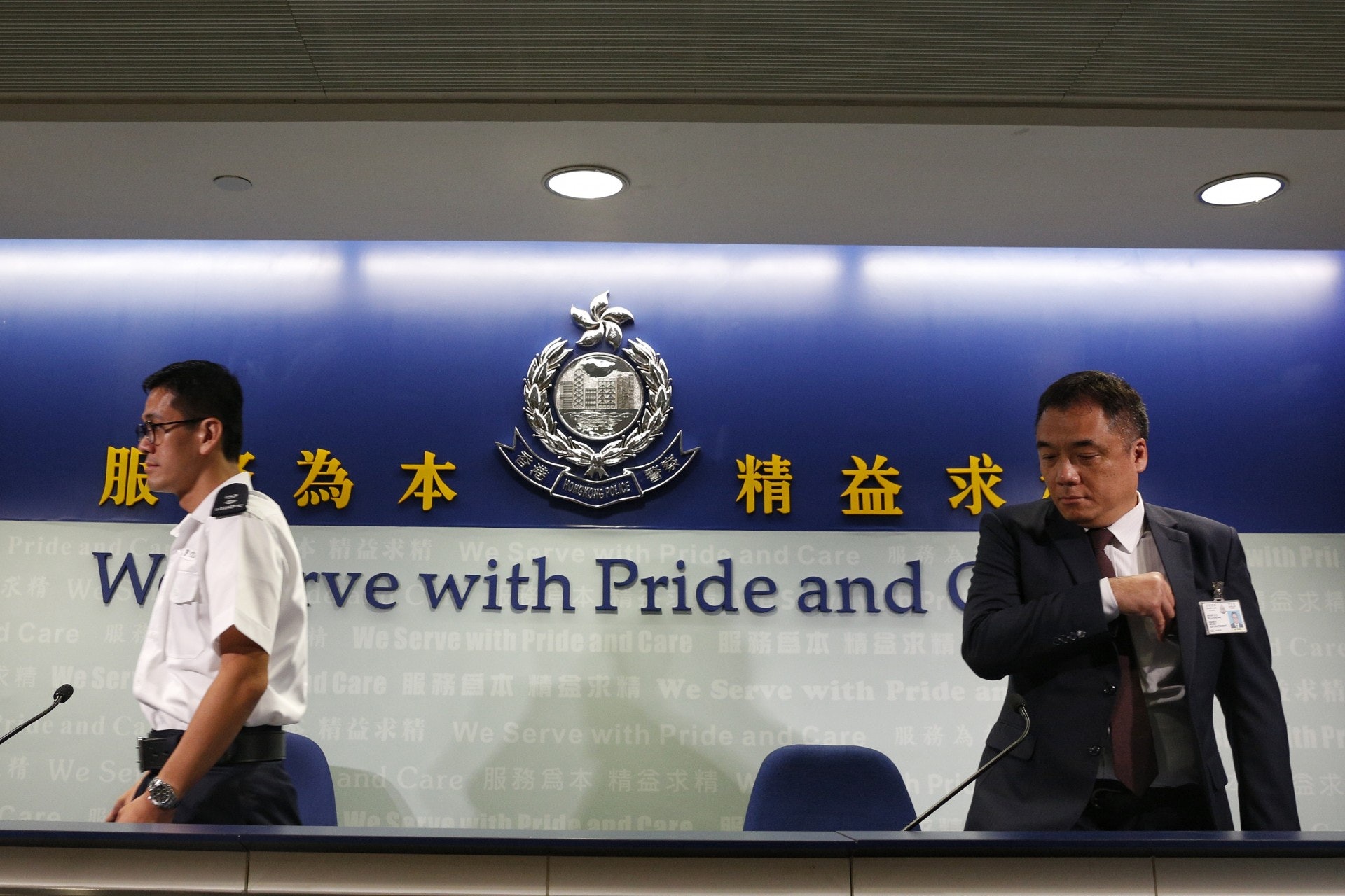 警察公共關係科高級警司(媒體聯絡及傳訊)江永祥(左)及有組織罪案及三合會調查科(俗稱O記)高級警李桂華公布立法會示威拘捕詳情。(張浩維攝) 警察公共關係科高級警司(媒體聯絡及傳訊)江永祥(左)及有組織罪案及三合會調查科(俗稱O記)高級警李桂華公布立法會示威拘捕詳情。(張浩維攝)