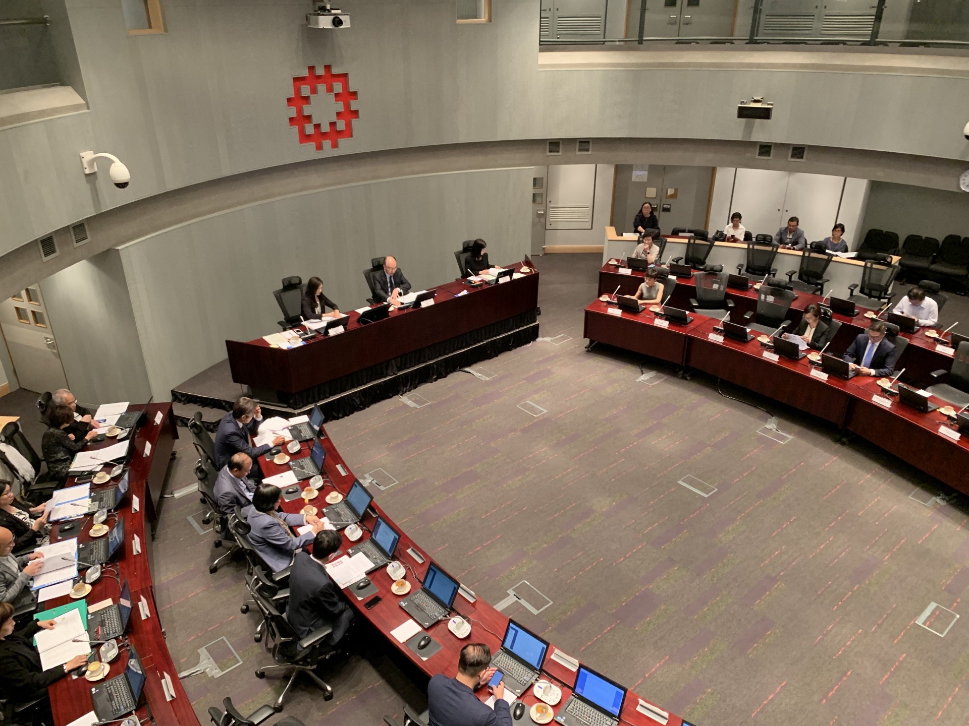 房委會今日(10日)舉行周年特別公開會議,會上不少委員關注公屋建屋量不達標問題。(王潔恩攝) 房委會今日(10日)舉行周年特別公開會議,會上不少委員關注公屋建屋量不達標問題。(王潔恩攝)