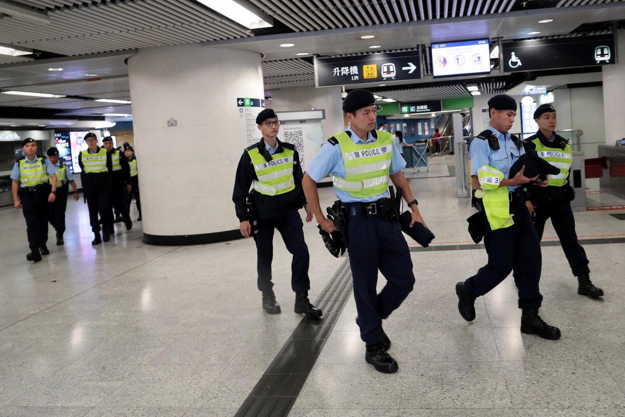 6月11日，入夜後，大批警員在金鐘港鐵站巡邏。（李澤彤攝）