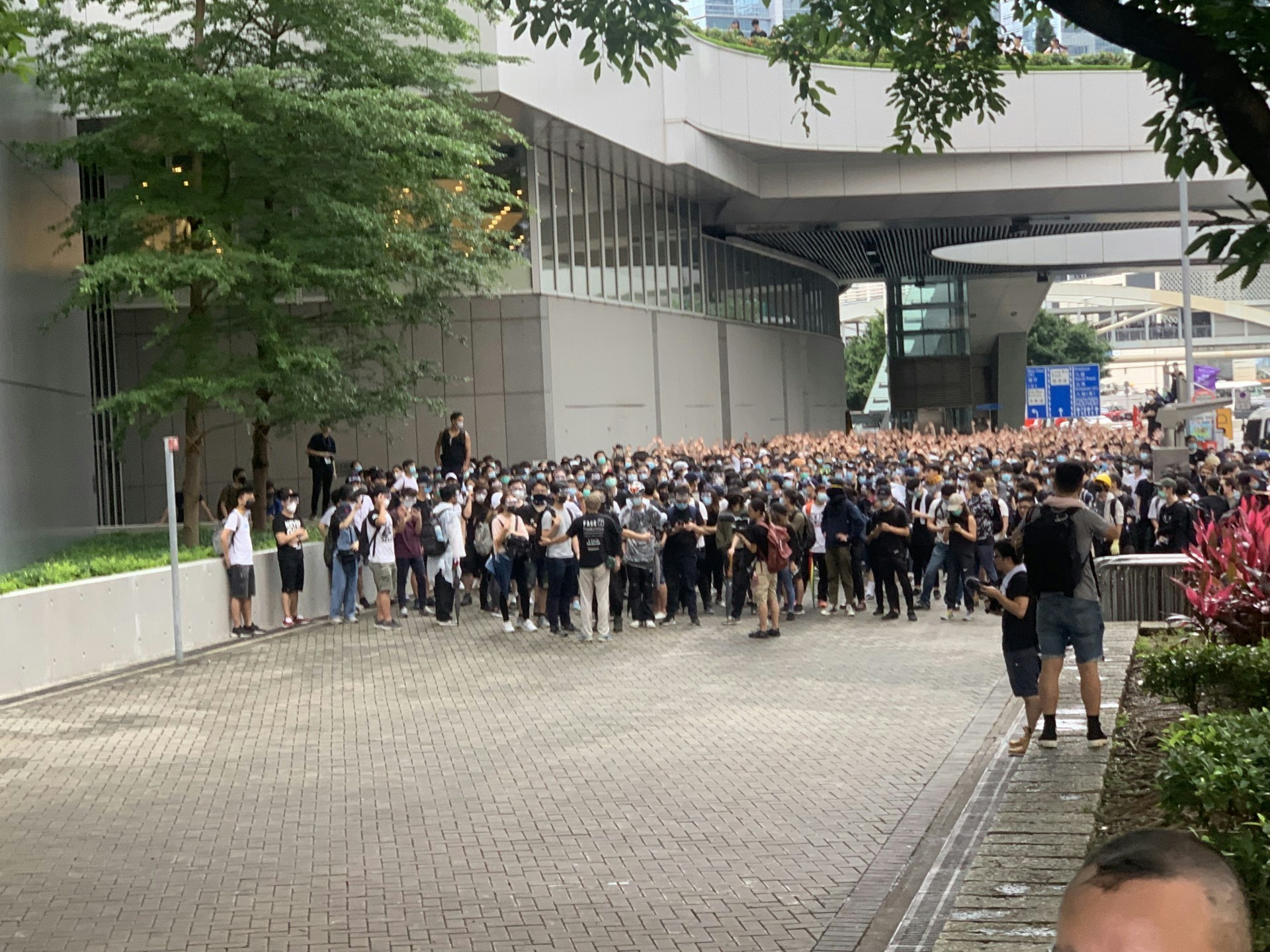 大批反對修例的市民在政府總部外和立法會對開的添美道馬路聚集，多名配備防暴裝備的「速龍小隊」警員在場與示威者對峙。（陳永武攝）