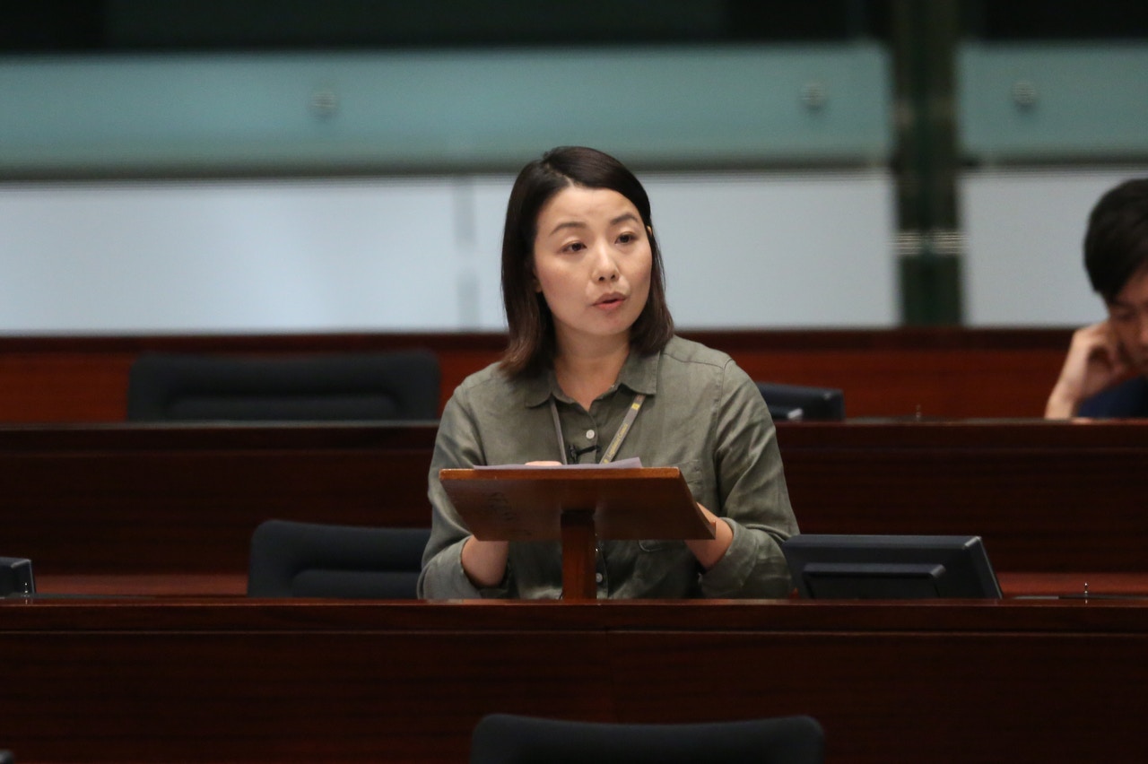 劉小麗宣誓時慢讀誓詞，宣誓有效性引發爭議。（資料圖片）