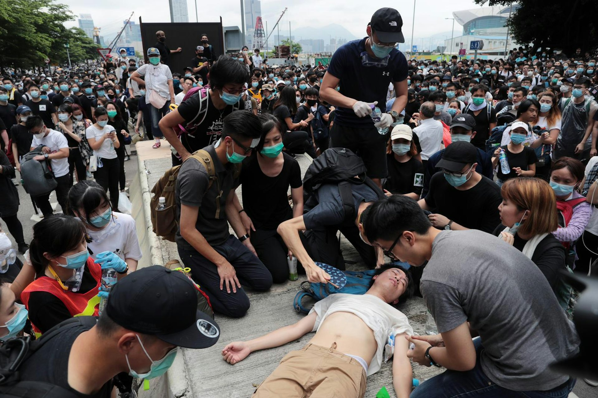 民主黨立法會議員鄺俊宇暈倒。(李澤彤攝) 民主黨立法會議員鄺俊宇暈倒。(李澤彤攝)