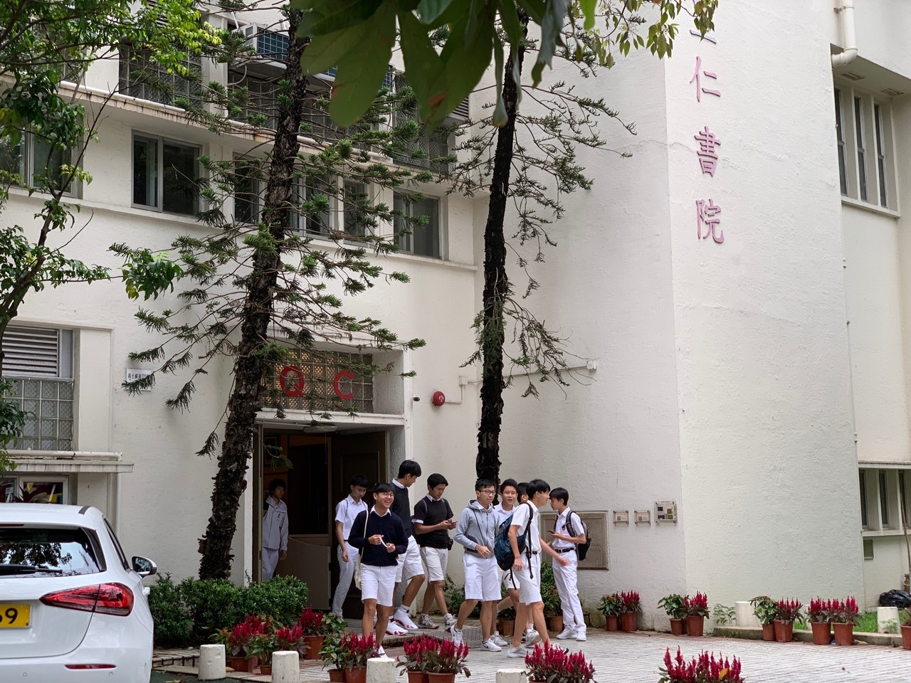 有部分學生穿上黑衣,聲援示威者。(梁煥敏攝) 有部分學生穿上黑衣,聲援示威者。(梁煥敏攝)