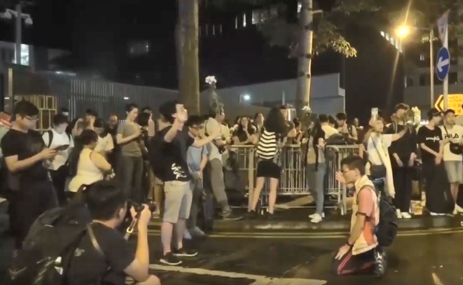 有基督教團體昨日舉辦祈禱會,逾千人出席,當祈禱會完結後,有人繼續留守唱出《Sing Hallelujah to the Lord》一曲。(YouTube影片截圖) 有基督教團體昨日舉辦祈禱會,逾千人出席,當祈禱會完結後,有人繼續留守唱出《Sing Hallelujah to the Lord》一曲。(YouTube影片截圖)
