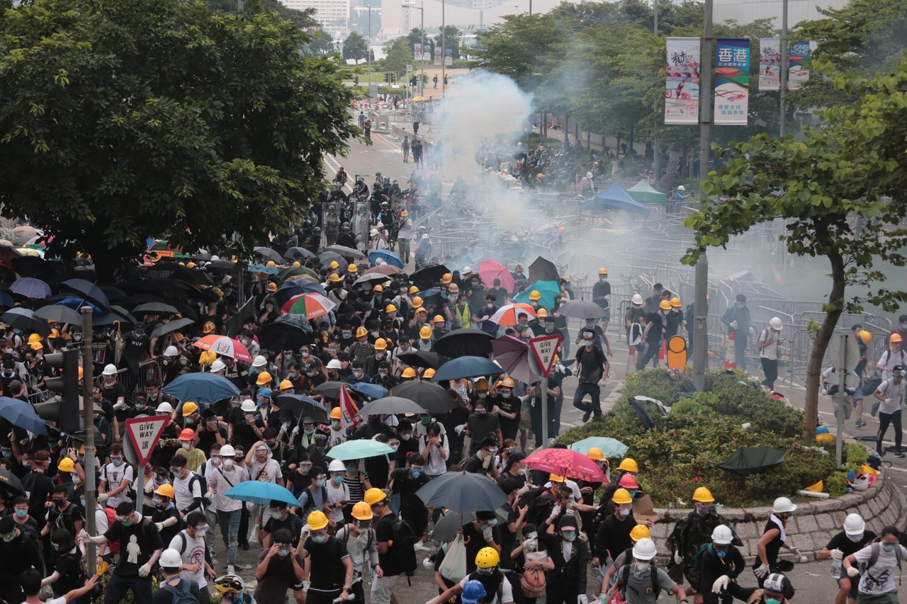 警方施放催淚彈,現場瀰漫大量煙霧。(梁銘康攝) 警方施放催淚彈,現場瀰漫大量煙霧。(梁銘康攝)