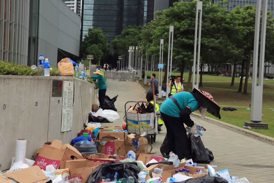 有清潔工把地上的物資堆在一旁，打算開路予行人通過。(李穎霖攝)