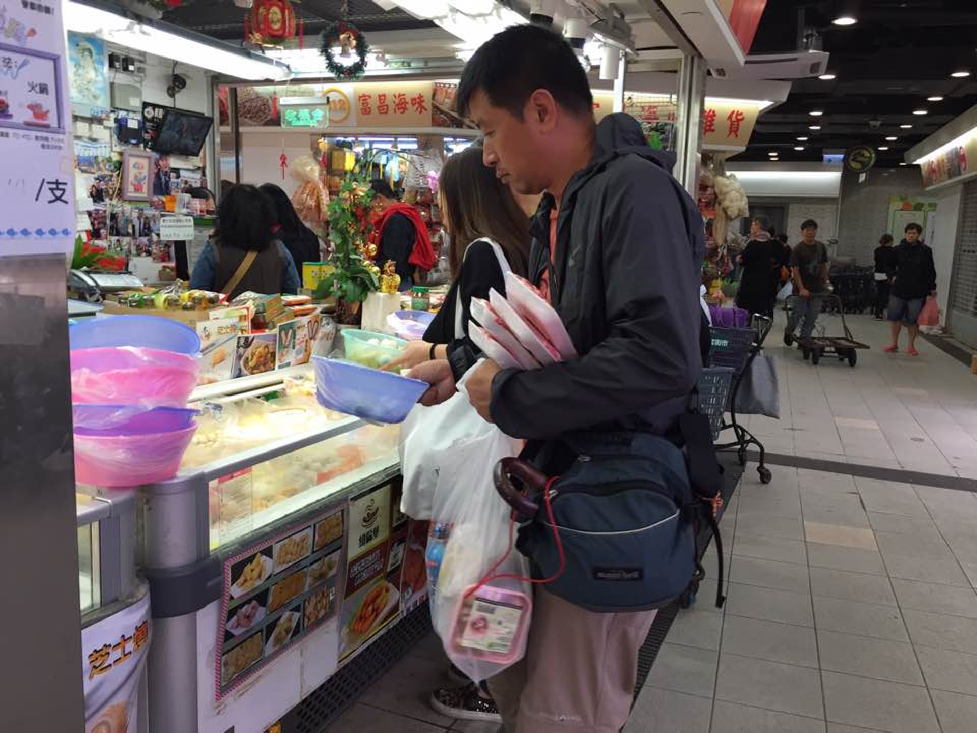 有樂富居民到街市買凍肉及其他食材打邊爐。(梁煥敏攝) 有樂富居民到街市買凍肉及其他食材打邊爐。(梁煥敏攝)