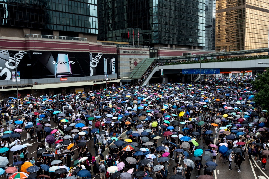2019年6月12日早上，反對逃犯條例修訂的示威者，佔據夏慤道，下雨時撐起雨傘，場面與2014年雨傘運動時相似。（羅君豪攝）