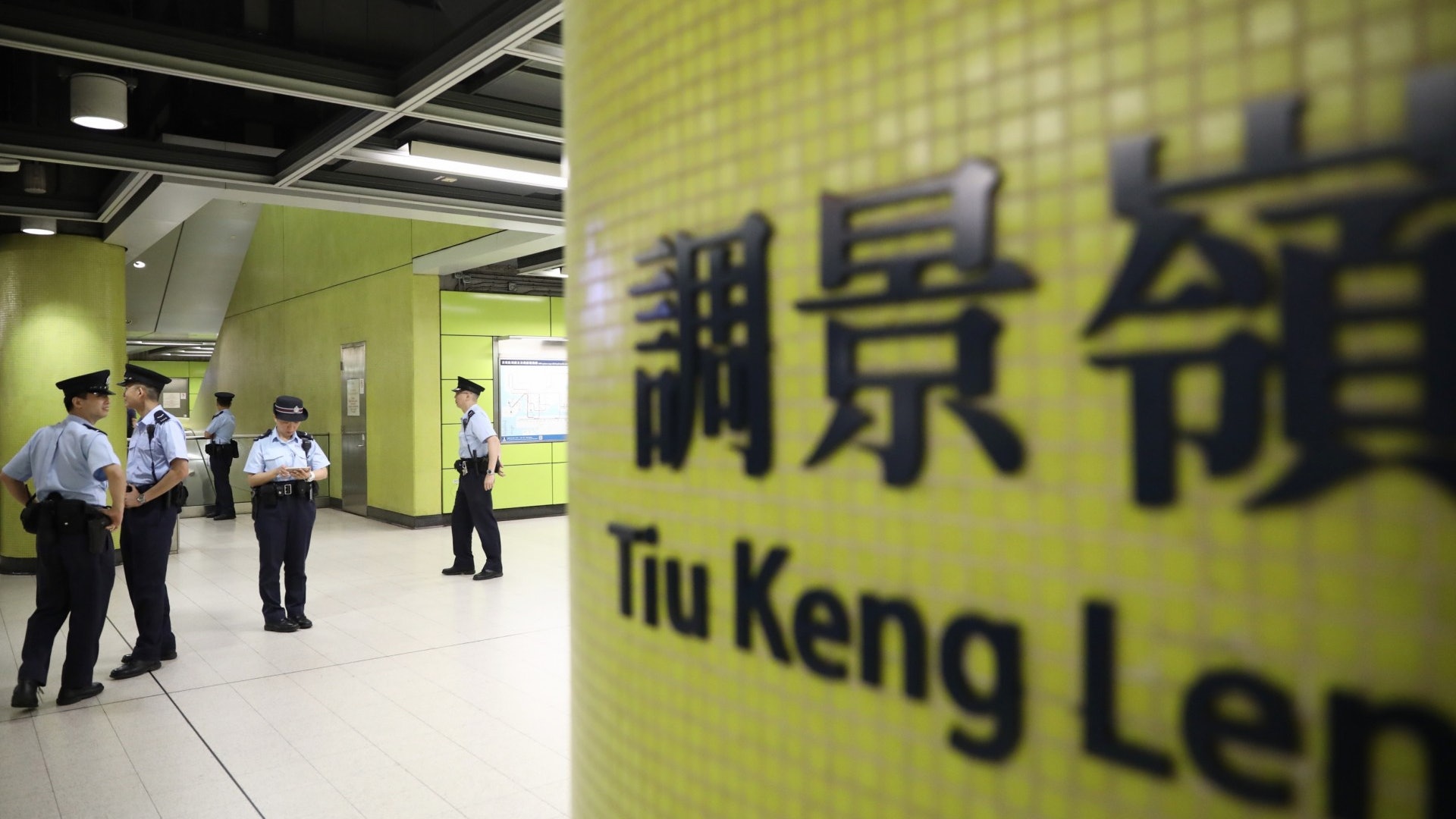 【逃犯條例】港鐵調景嶺站有人疑再採不合作行動 警員在場戒備 【逃犯條例】港鐵調景嶺站有人疑再採不合作行動 警員在場戒備