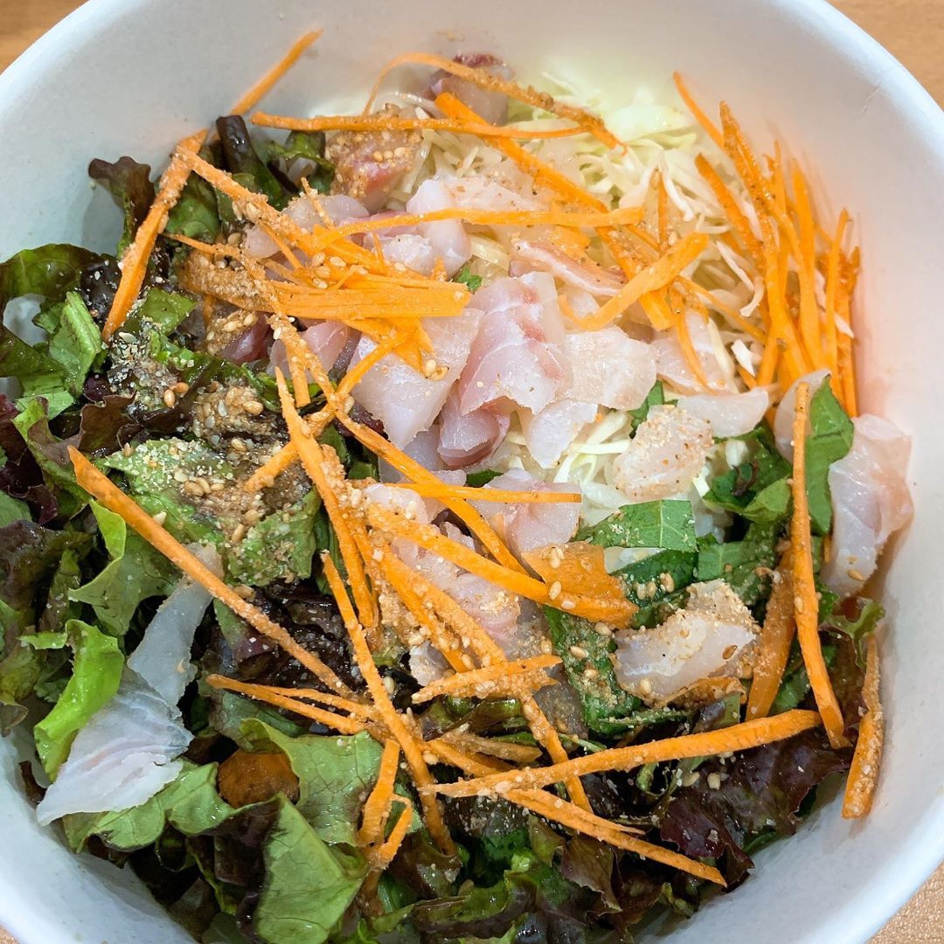 基本菜單石鍋拌飯、人蔘雞湯、韓式烤肉必吃不可,路邊小吃黑糖餅、糖餡餅也不能放過,市場裏的涼拌生魚片也是滿滿的驚喜(srichus2@Instagram)