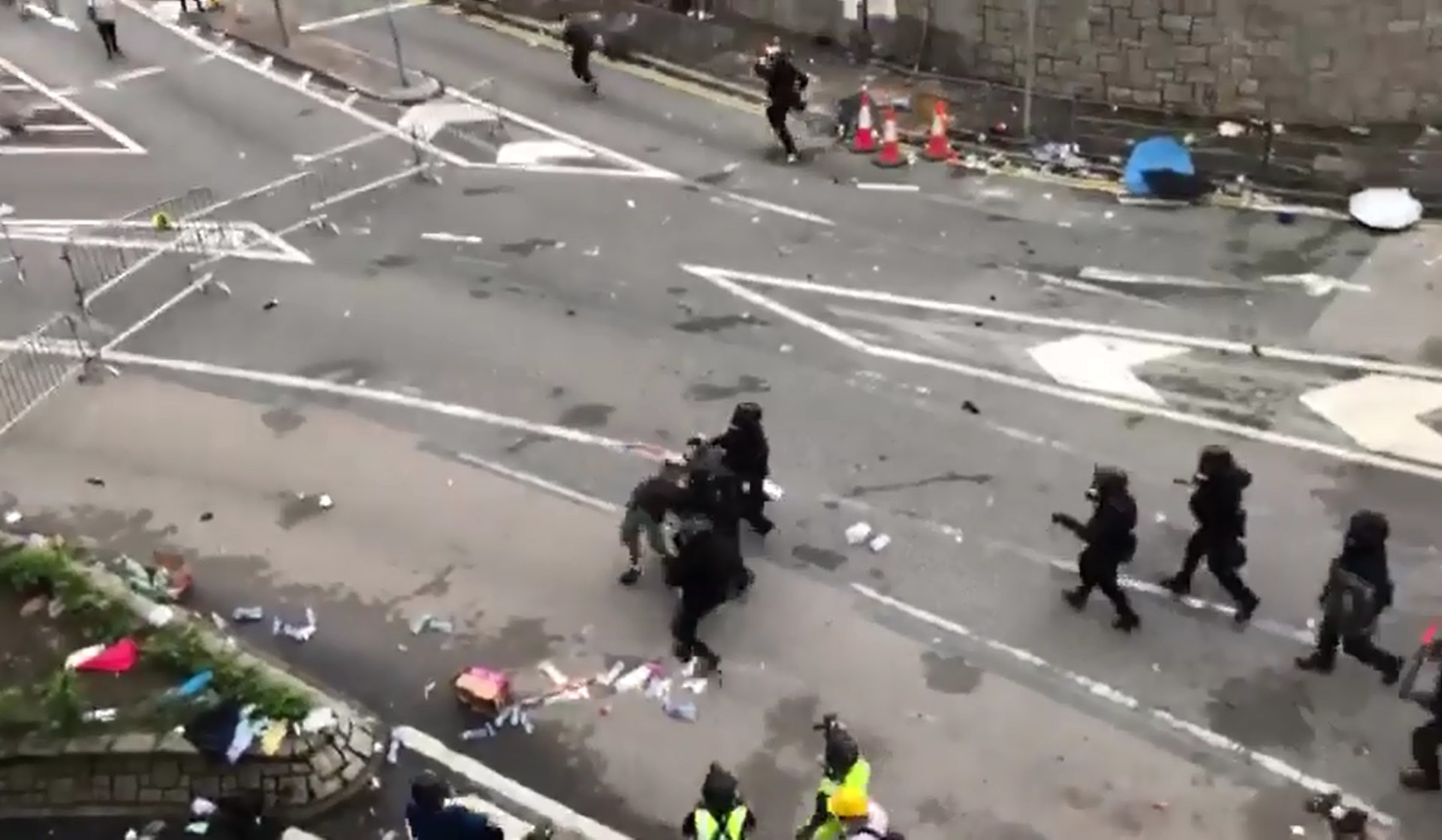 惟一名警察從後拉扯男子背包,將他扯倒地上。 惟一名警察從後拉扯男子背包,將他扯倒地上。
