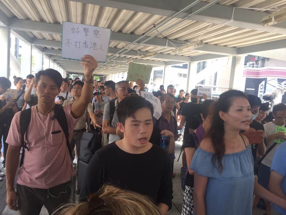不少反對《條例》的市民一早已扶老攜幼到金鐘。（張雅婷攝）
