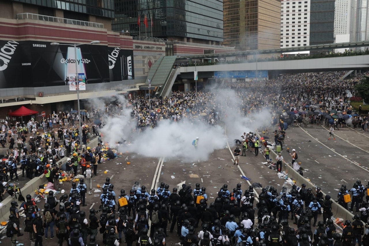 2019年6月12日,示威者重返2014年雨傘運動曾佔領的夏慤道,但遭警方發放催淚彈擊退。(林若勤攝) 2019年6月12日,示威者重返2014年雨傘運動曾佔領的夏慤道,但遭警方發放催淚彈擊退。(林若勤攝)