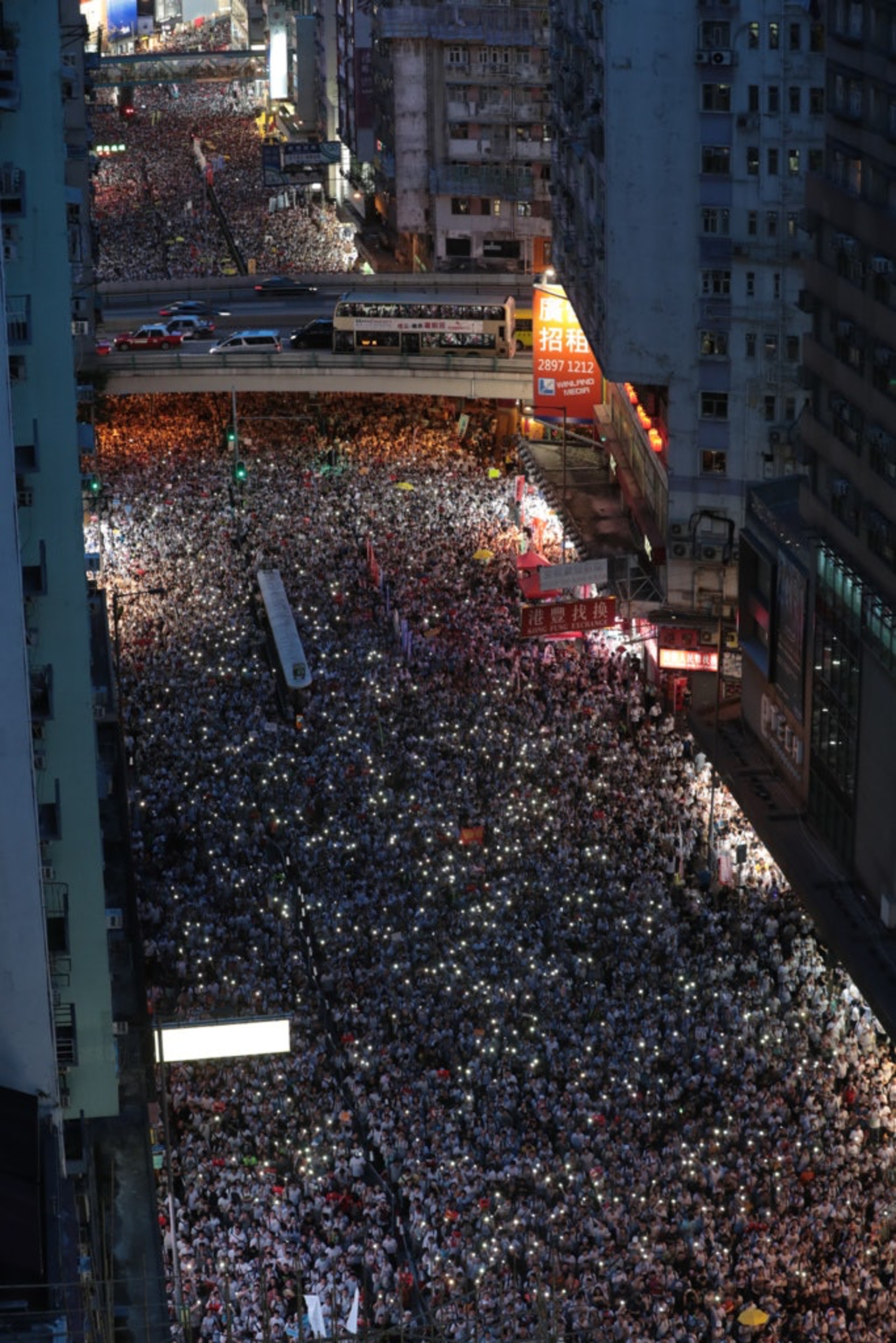 2019年6月9日的反對修訂逃犯條例大遊行,遊行隊伍最後擴至東行車路。(資料來源/李澤彤攝) 2019年6月9日的反對修訂逃犯條例大遊行,遊行隊伍最後擴至東行車路。(資料來源/李澤彤攝)