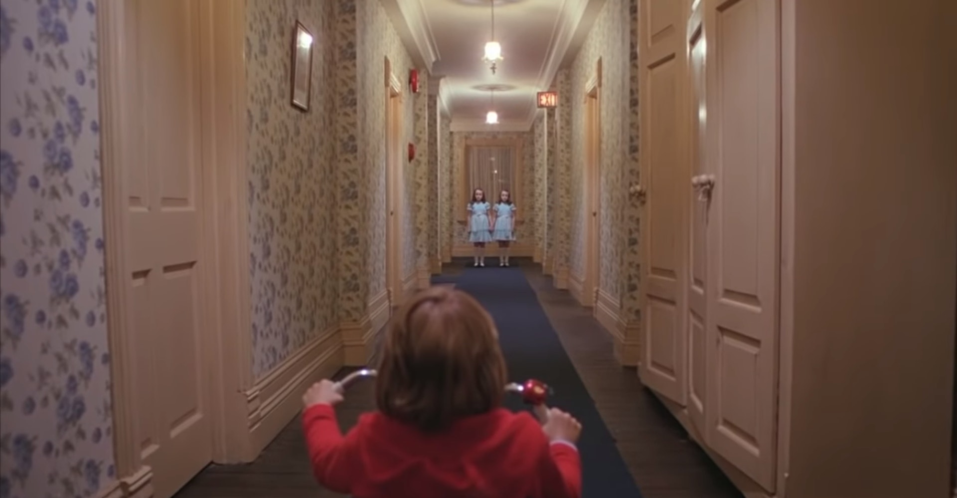 《閃靈》其中一幕經典畫面,童年的Danny遇到雙胞胎女鬼。(《閃靈》劇照) 《閃靈》其中一幕經典畫面,童年的Danny遇到雙胞胎女鬼。(《閃靈》劇照)