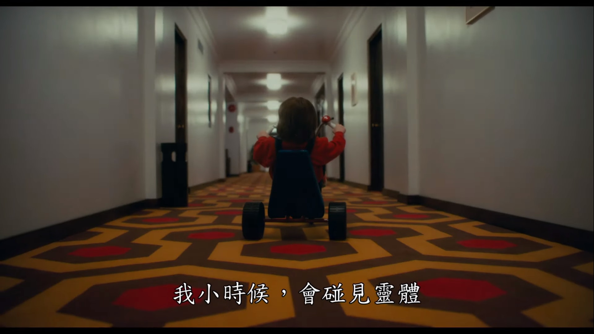 童年Danny踏單車一幕是全新拍攝的。(《Doctor Sleep》預告擷圖) 童年Danny踏單車一幕是全新拍攝的。(《Doctor Sleep》預告擷圖)