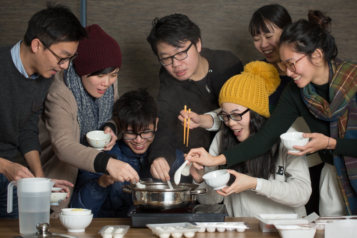 「01試食兵團」烚吓烚吓試食十款湯圓。（李孫彤攝）