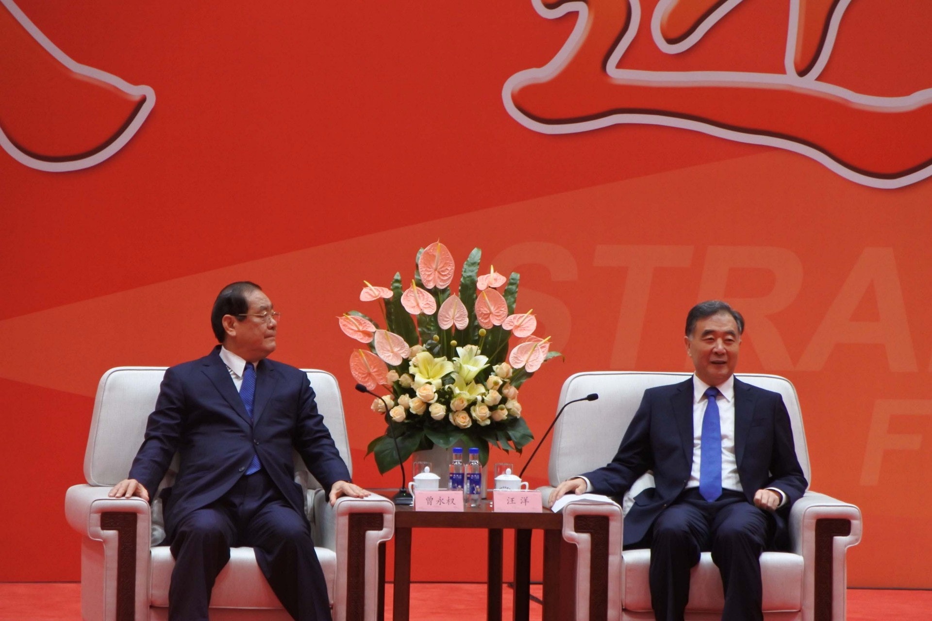 論壇開幕前,汪洋與國民黨副主席曾永權等台灣政治人物會面。(中央社) 論壇開幕前,汪洋與國民黨副主席曾永權等台灣政治人物會面。(中央社)