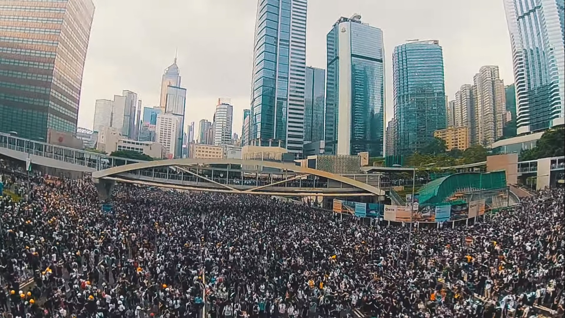 逃犯條例 拍攝角度震撼無人機穿越6 12 衝突現場 香港01 社會新聞 逃犯條例 拍攝角度震撼無人機穿越6 12 衝突現場 香港01 社會新聞