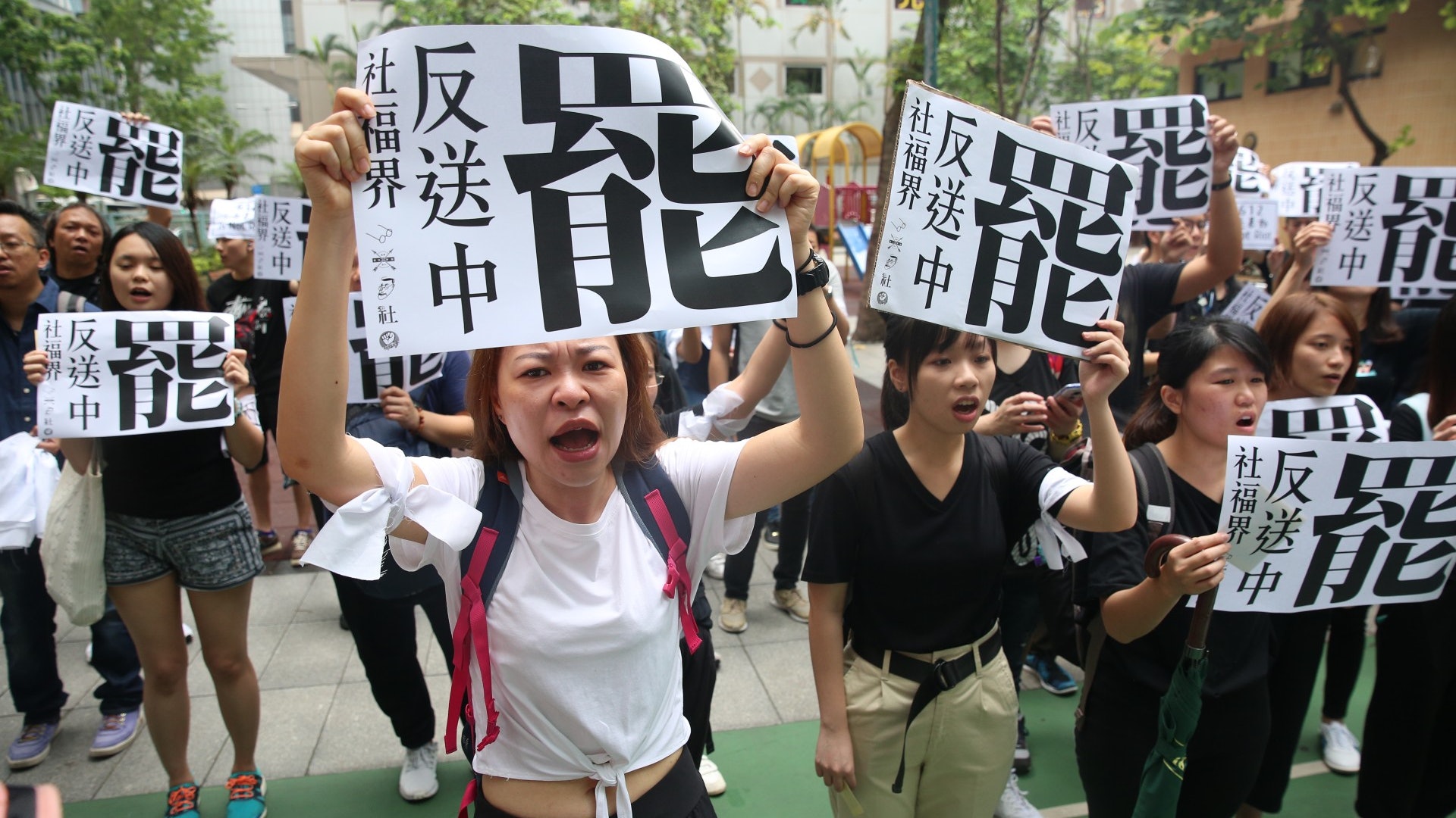 【逃犯條例】社福界逾300人響應罷工抗議:與年輕人一起走下去 【逃犯條例】社福界逾300人響應罷工抗議:與年輕人一起走下去