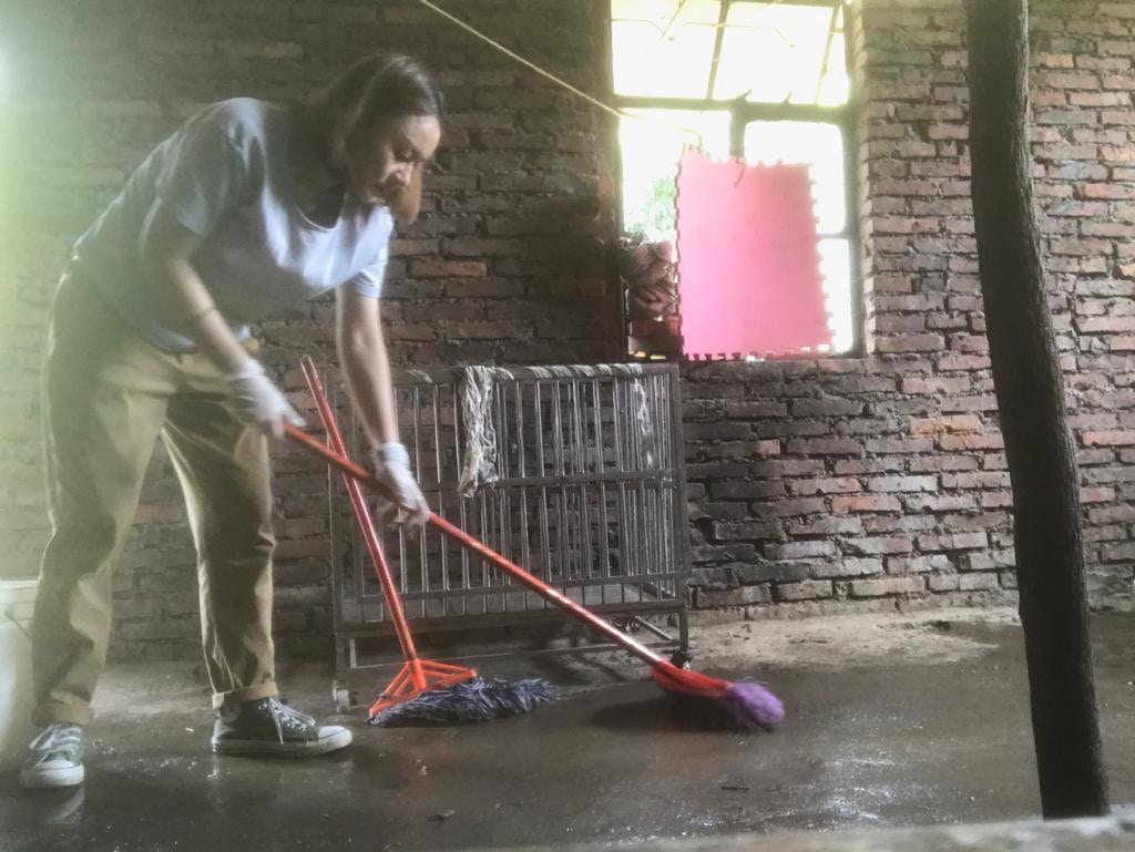 港人Natalie主要負責留守內地一狗場。內地義工們截停將狗隻送往玉林的貨車後,便會將狗狗轉送到不同狗場接受照顧。(受訪者提供) 港人Natalie主要負責留守內地一狗場。內地義工們截停將狗隻送往玉林的貨車後,便會將狗狗轉送到不同狗場接受照顧。(受訪者提供)