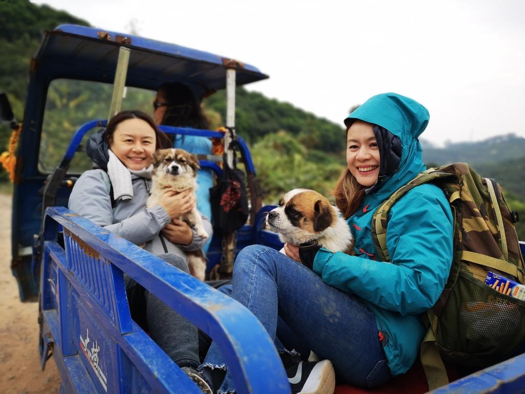 Natalie與妹妹Gladys一同擔任救狗義工。(受訪者提供) Natalie與妹妹Gladys一同擔任救狗義工。(受訪者提供)