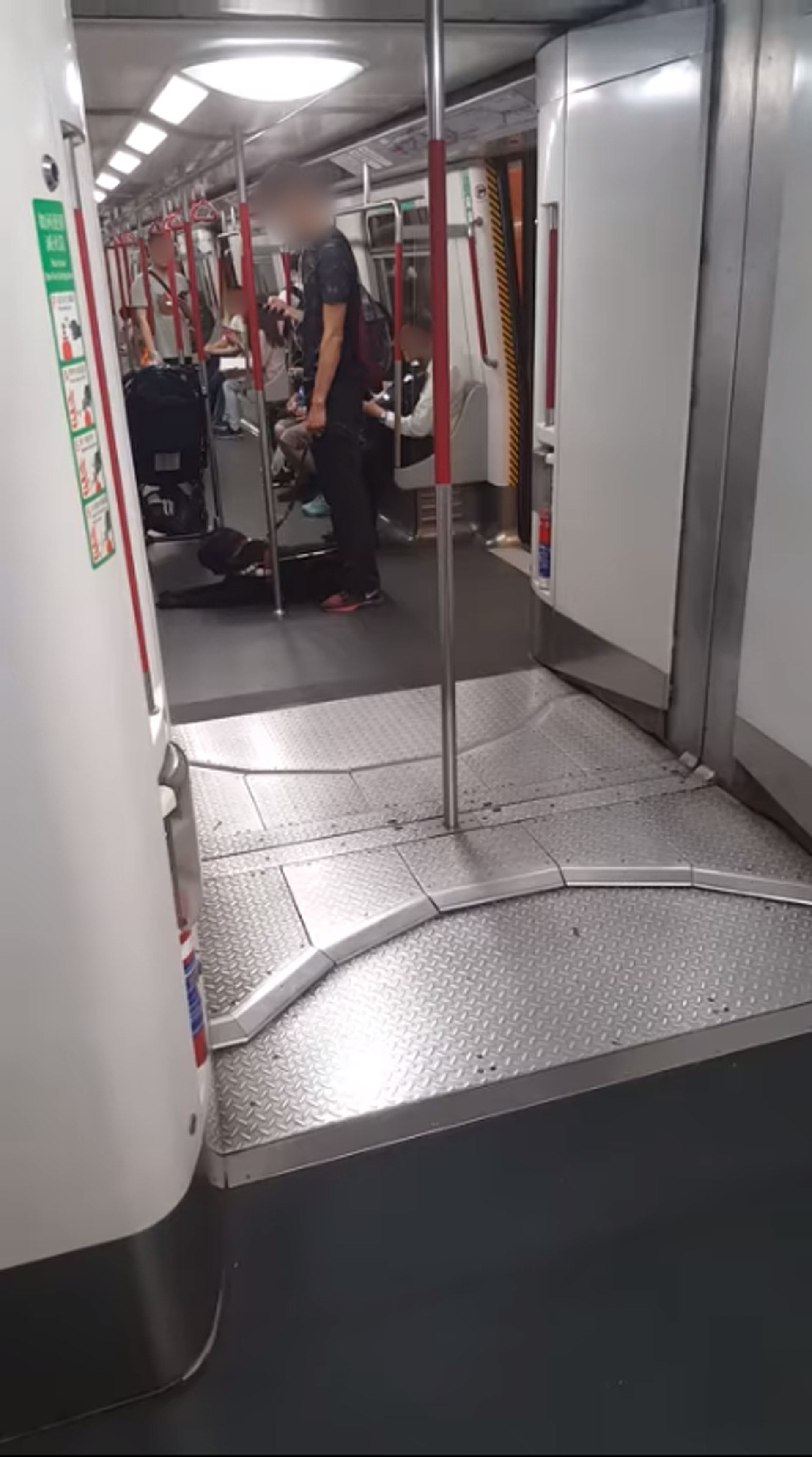 網民隨後亦跟他一同轉車。(影片截圖) 網民隨後亦跟他一同轉車。(影片截圖)