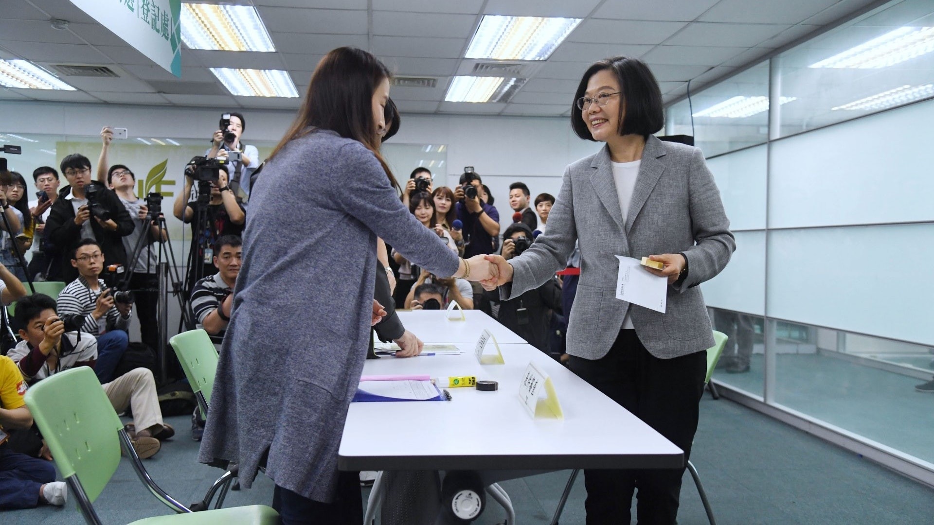 即便民進黨2020年大選的提名入場券已成為蔡英文囊中物，卻一度熱到發燙，讓蔡英文險些握不住。圖為蔡英文登記2020總統大選民進黨黨內初選。（資料圖片）