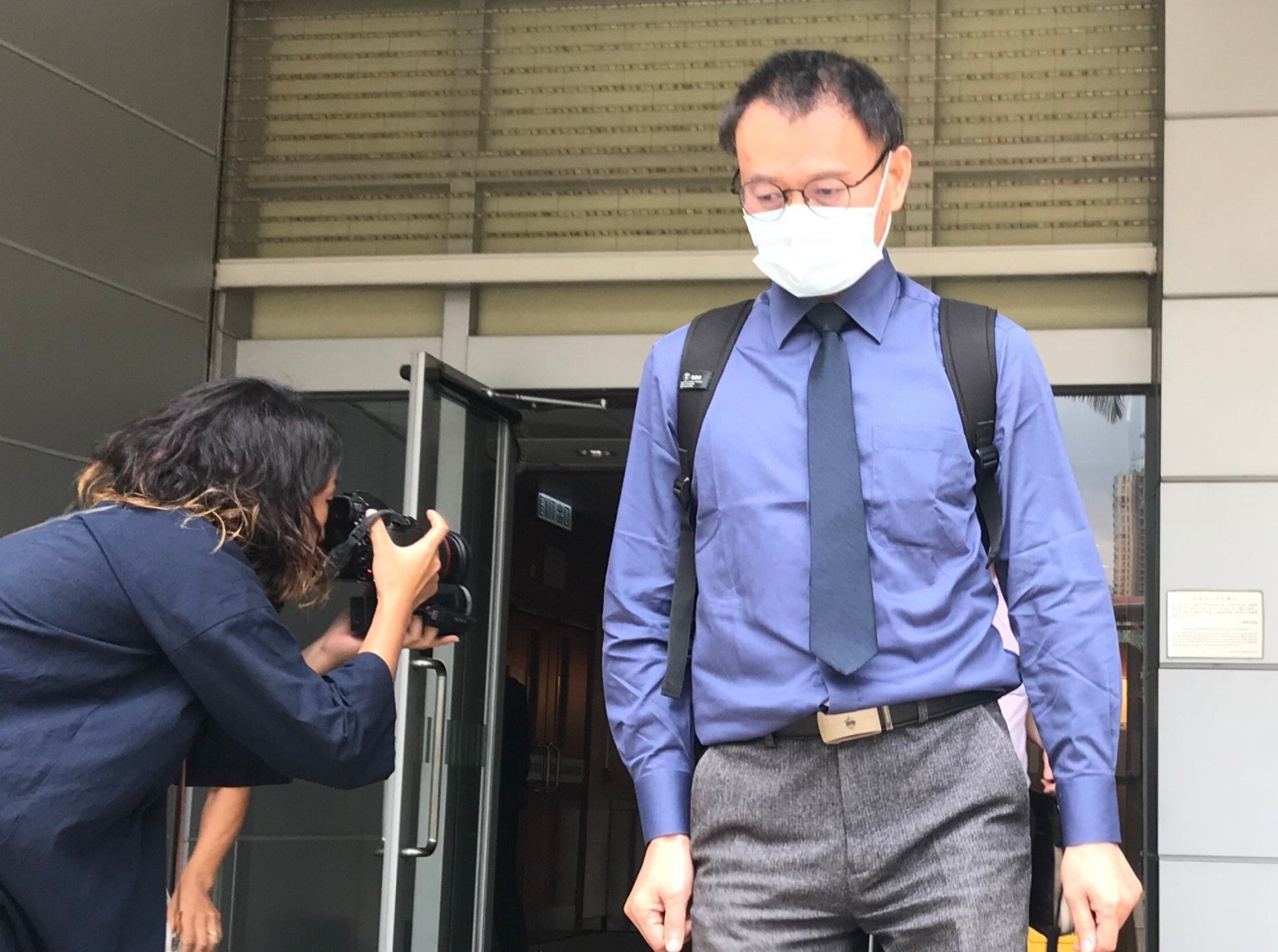 興德學校的前副校長何志輝認為,被指是假文書的申請表上,其簽名非他手筆。(林樂兒攝) 興德學校的前副校長何志輝認為,被指是假文書的申請表上,其簽名非他手筆。(林樂兒攝)
