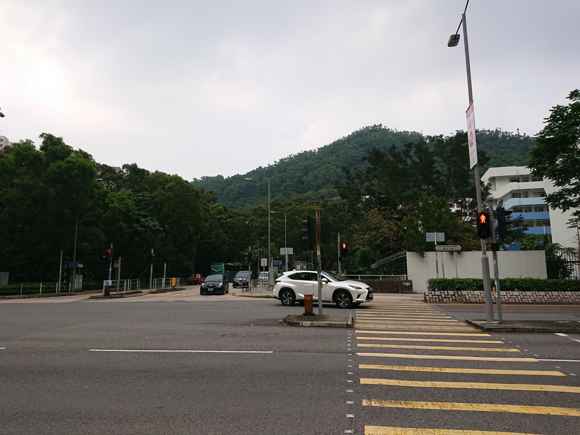 寶豐路往魷魚灣方向過馬路後再轉右走。(周立賢攝) 寶豐路往魷魚灣方向過馬路後再轉右走。(周立賢攝)