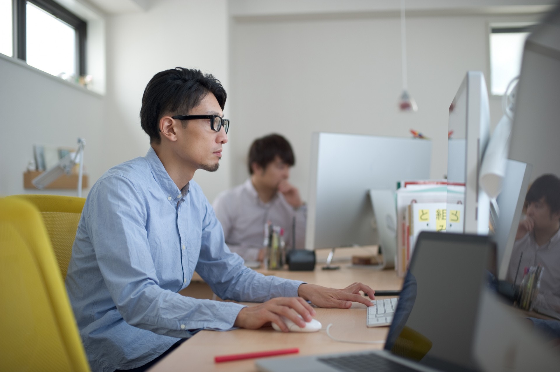 2.【工作簽證】需獲認可公司聘用前往日本工作。工作簽證分為「人文知識」及「專業技術」兩類，前者發給學歷為大學以上的人，後者則為大學或以上學歷，但有專業技術的人。居留期按所工作所需而定。﹙GettyImages/VCG﹚