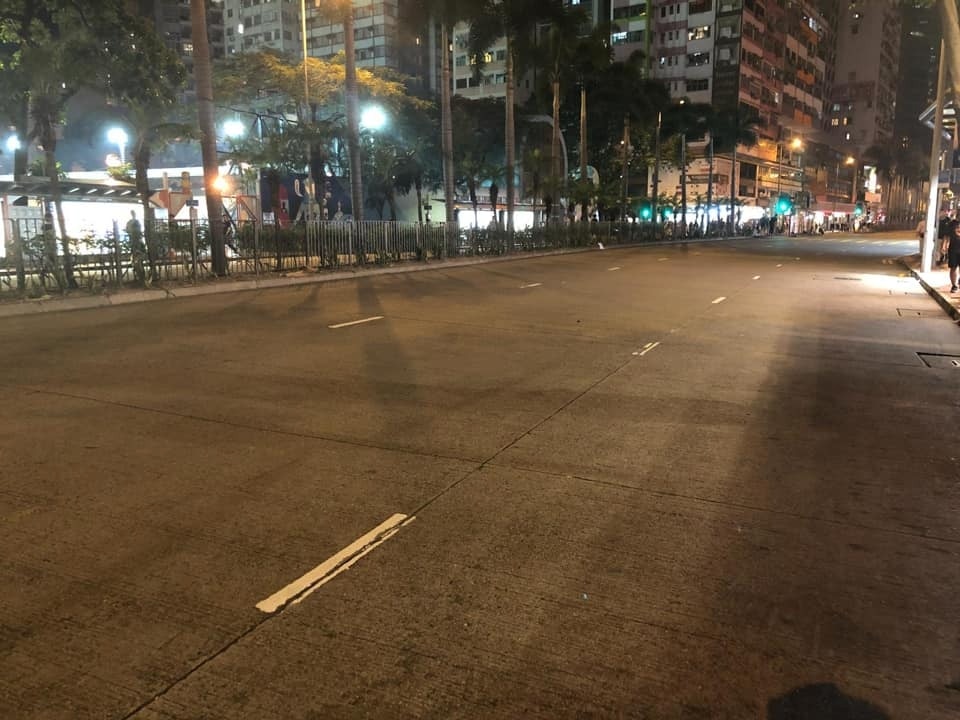 不少市民在616當天自發執垃圾，令遊行過後街頭零垃圾。(FB「群組「香港突發事故報料區」圖片)