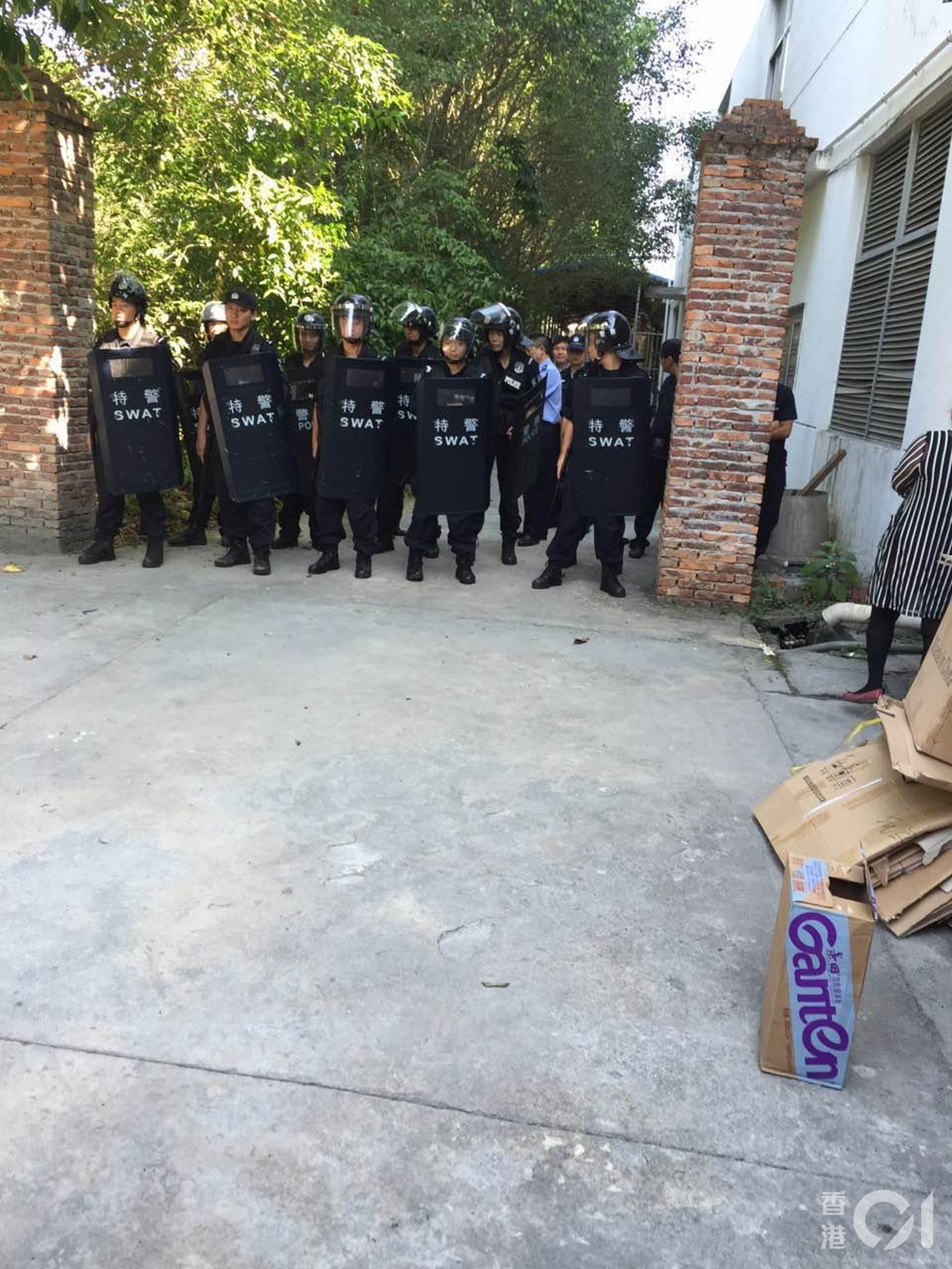 沈生一家不同意公安局解剖屍體,最後公安局在福山殯儀館派出持長盾的特警驅趕他們。(受訪者提供) 沈生一家不同意公安局解剖屍體,最後公安局在福山殯儀館派出持長盾的特警驅趕他們。(受訪者提供)