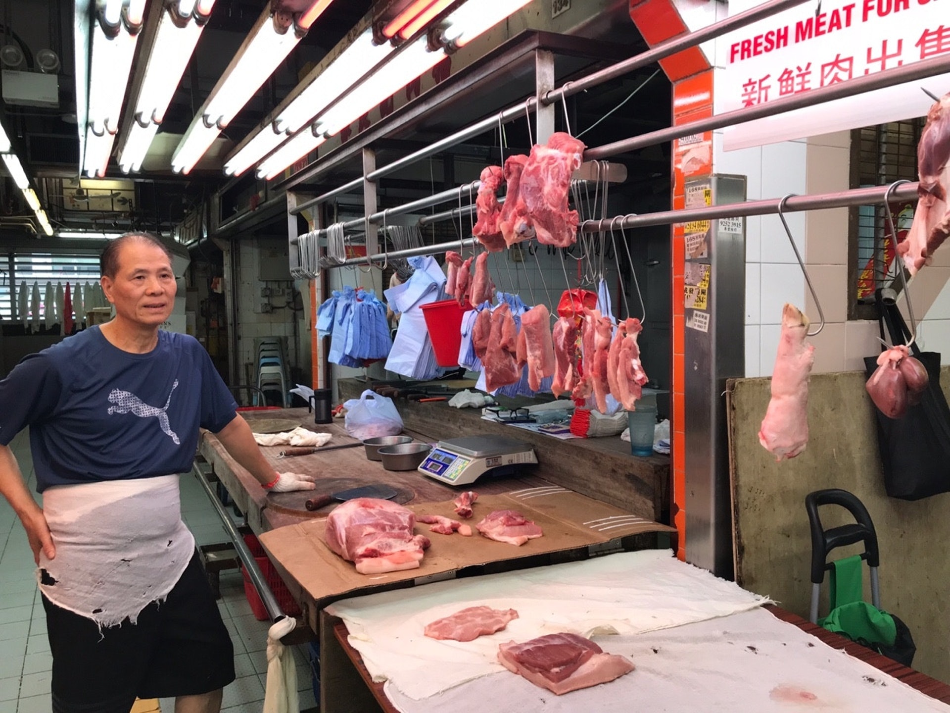 6月7日，活豬復市，但有肉檔負責人稱，由於昨天豬隻來貨量只為平常一半，肉商和買手只能少量入貨，他亦只買了「一隻半隻」。 (資料圖片)