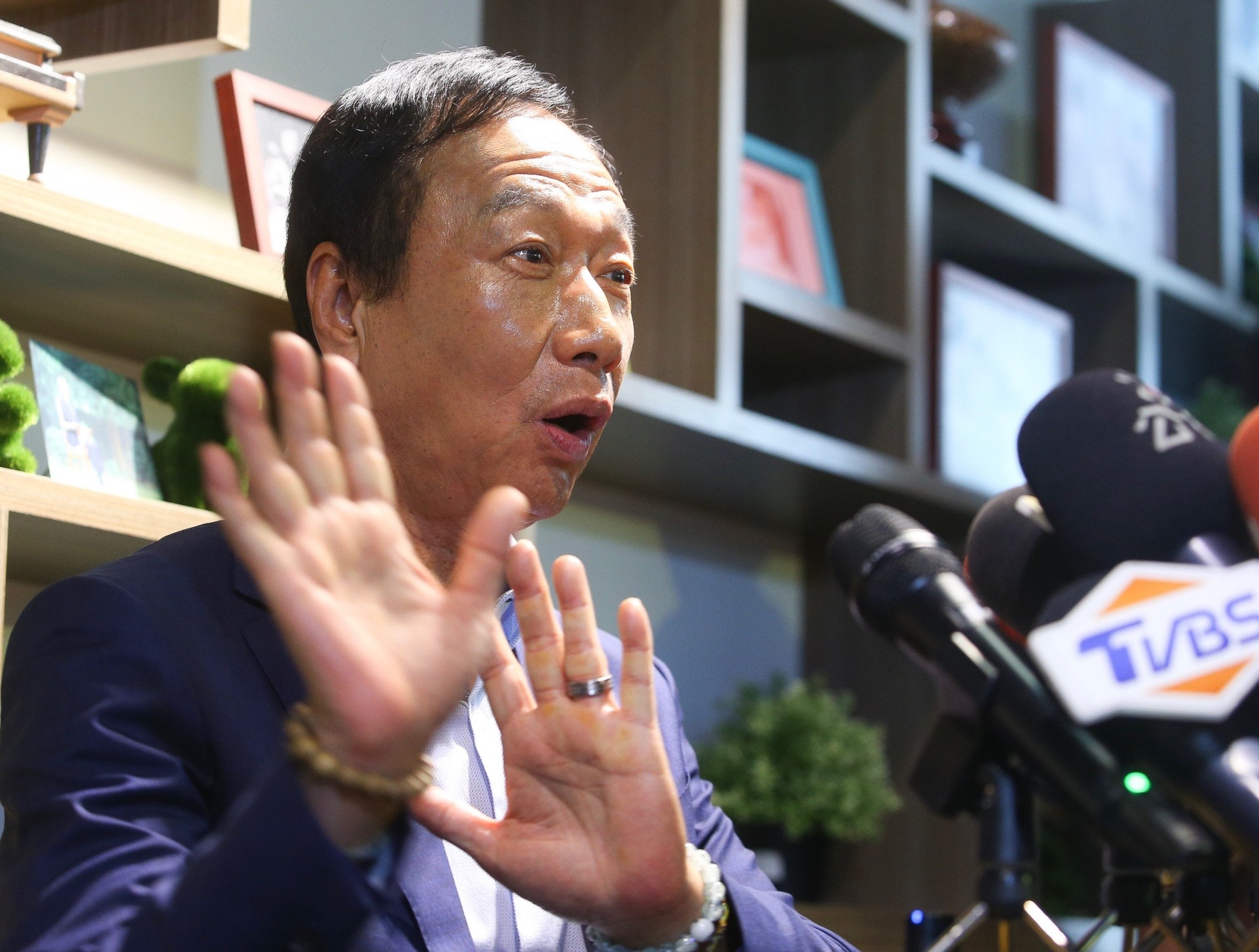 郭台銘提到未來行政院員的人選需要應付每天工作16小時。 (中央社) 郭台銘提到未來行政院員的人選需要應付每天工作16小時。 (中央社)