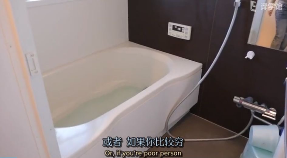 在大部分的日本公寓和酒店裡，浴缸、水槽和廁所都在一個空間內。（Rachel and Jun YouTube截圖）