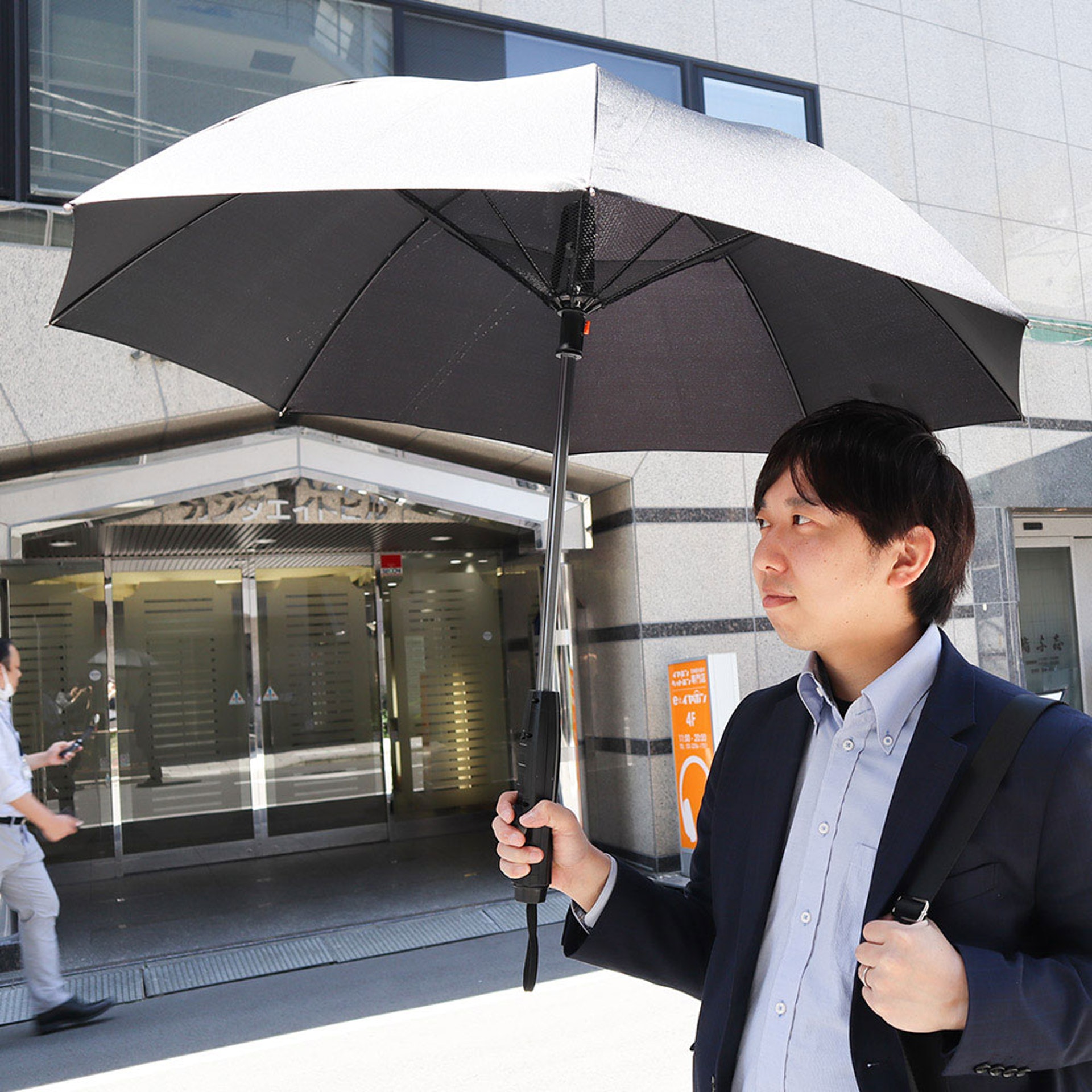 日本奇趣發明 一鍵噴水降溫雨傘 炎夏上街恩物著黑衫都唔怕 日本奇趣發明 一鍵噴水降溫雨傘 炎夏上街恩物著黑衫都唔怕