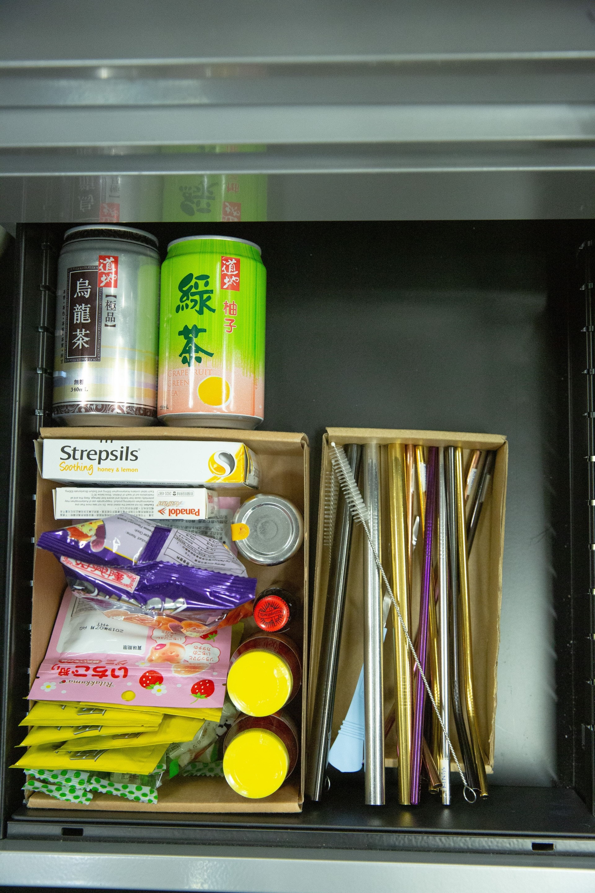 1.【零食空間】抽屜上格或中格可設立一個小角落,專門擺放零食,最好善用方形包裝盒作收納之用。(黃舒慧攝) 1.【零食空間】抽屜上格或中格可設立一個小角落,專門擺放零食,最好善用方形包裝盒作收納之用。(黃舒慧攝)