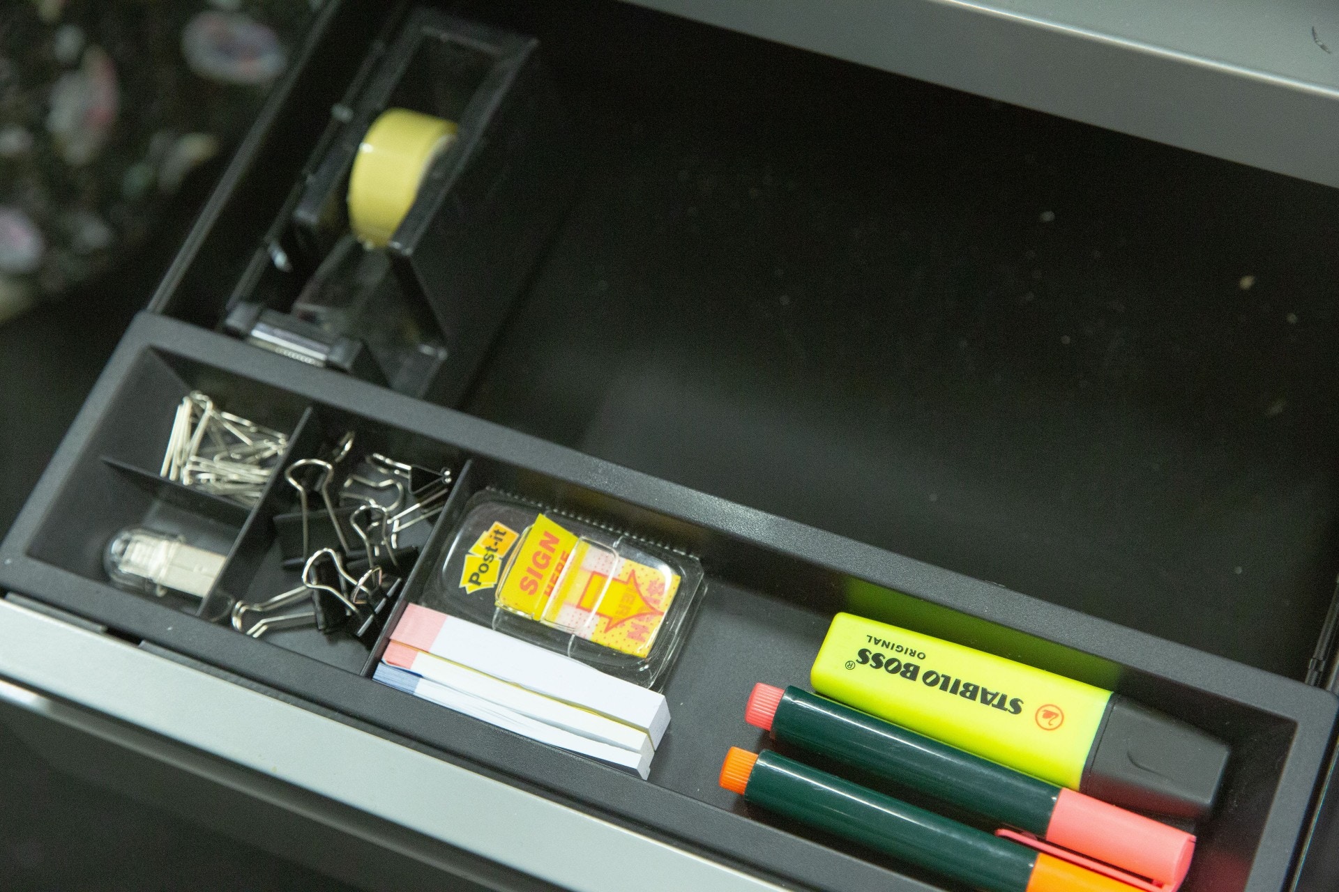 4.【文具收納習慣】最常用的文具可放在桌面上,用筆筒裝住。較少用的裝在抽屜上格最外處,方便拿取。(黃舒慧攝) 4.【文具收納習慣】最常用的文具可放在桌面上,用筆筒裝住。較少用的裝在抽屜上格最外處,方便拿取。(黃舒慧攝)