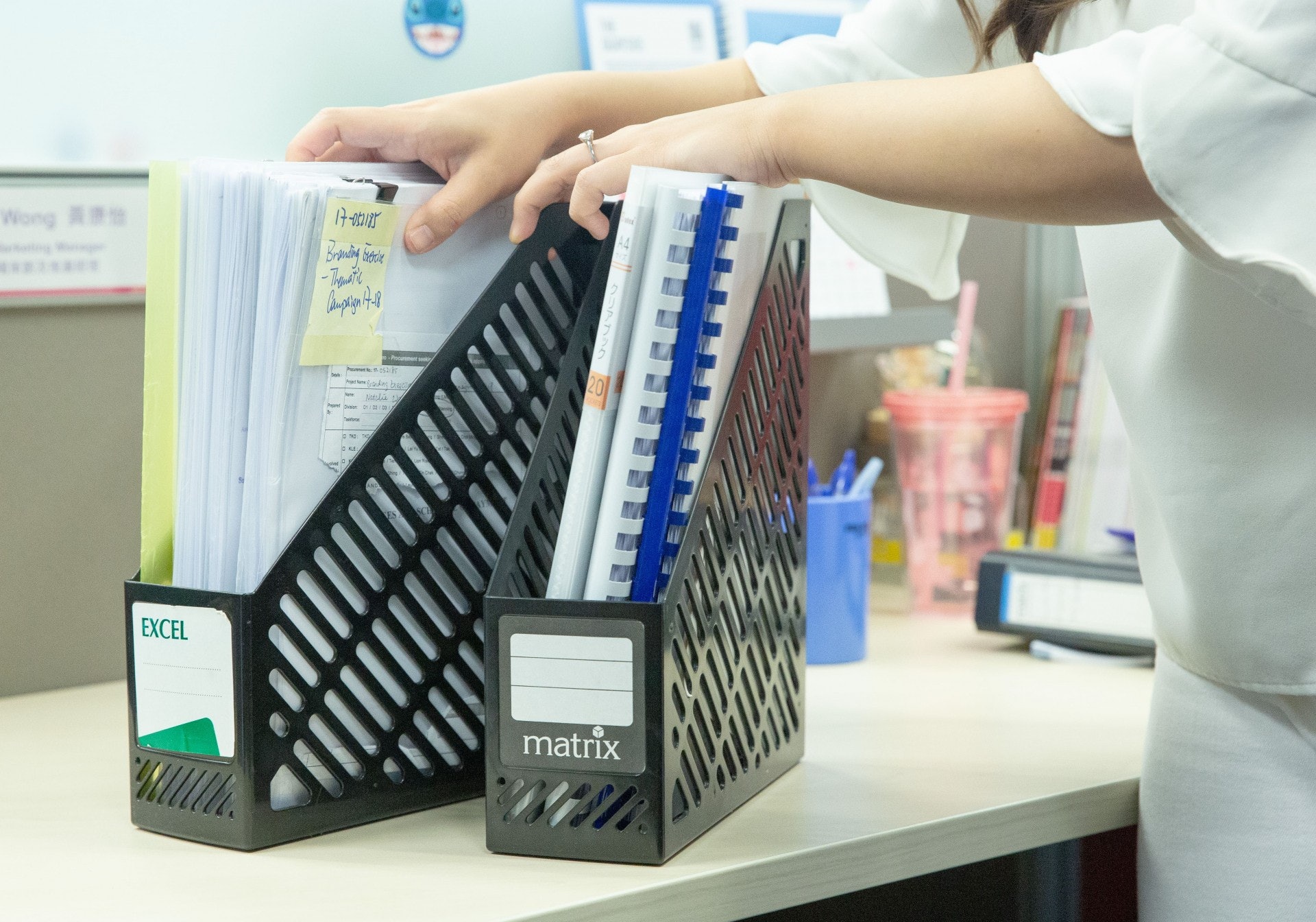 2.【使用直立式文件夾】留下的重要文件可放在同色的直立式文件夾,這便可營造整齊美觀的感覺。文件夾亦可分成兩類,一種是已處理的文件,另一種是有待/正在處理的文件。(黃舒慧攝) 2.【使用直立式文件夾】留下的重要文件可放在同色的直立式文件夾,這便可營造整齊美觀的感覺。文件夾亦可分成兩類,一種是已處理的文件,另一種是有待/正在處理的文件。(黃舒慧攝)