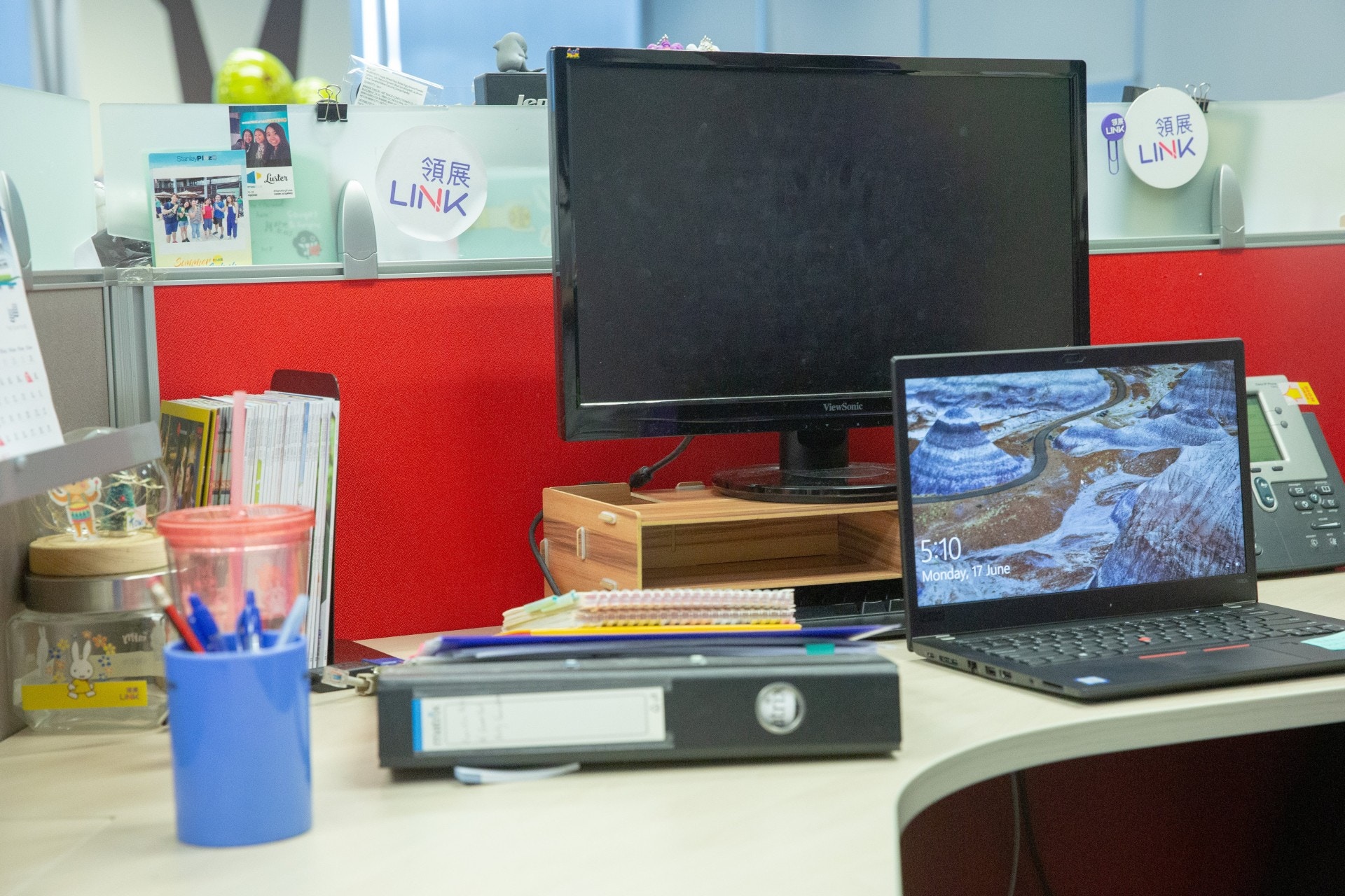 3.【枱面分成三部份】辦公桌可分成左、中、右三個空間。左邊是待處理文件,中間是正在處理的文件,右邊是已完成的文件。桌面上應全是最常用的物品。(黃舒慧攝) 3.【枱面分成三部份】辦公桌可分成左、中、右三個空間。左邊是待處理文件,中間是正在處理的文件,右邊是已完成的文件。桌面上應全是最常用的物品。(黃舒慧攝)