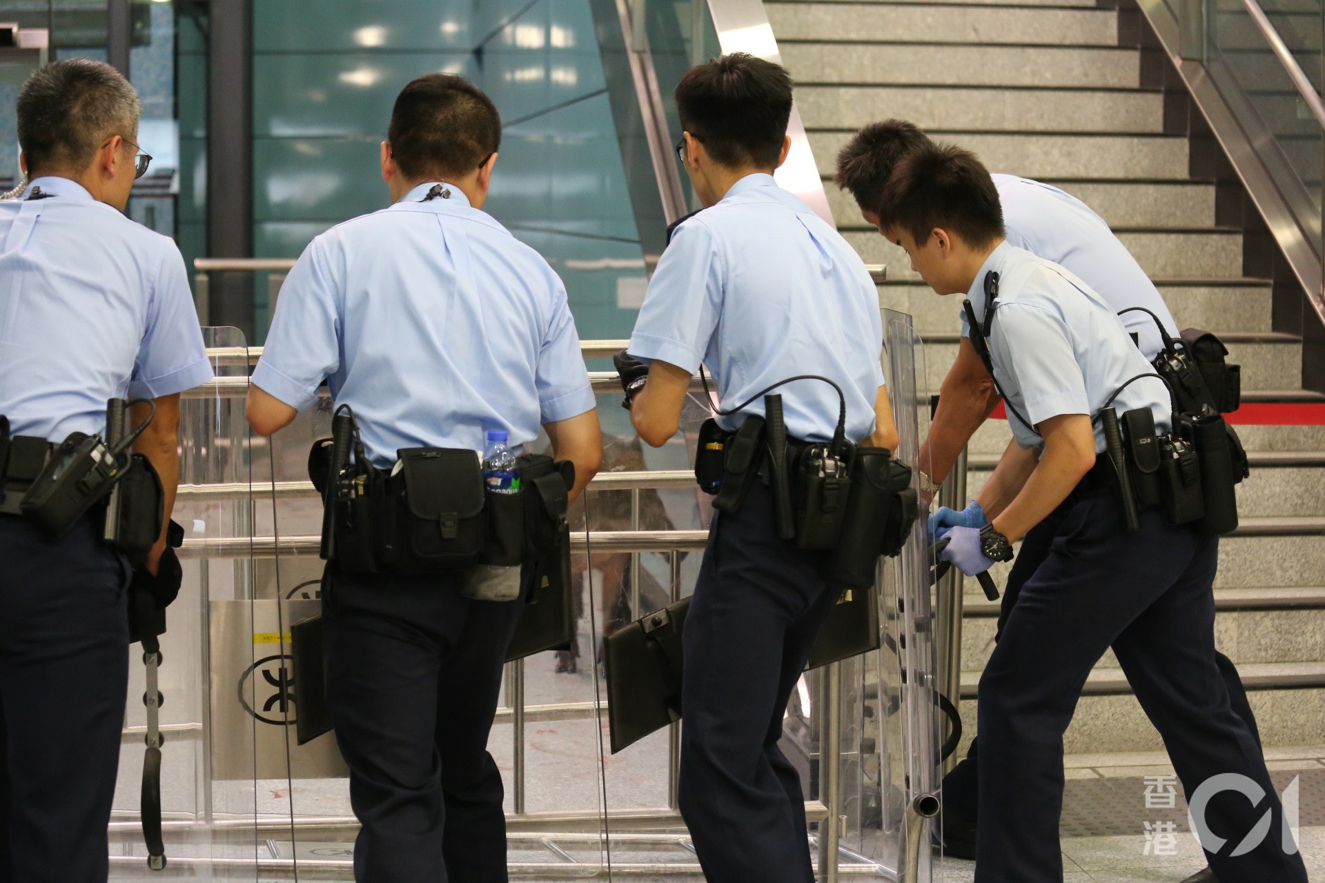 小野豬走近鐵欄,警員即時拿起盾牌防備。(黃廸雯攝) 小野豬走近鐵欄,警員即時拿起盾牌防備。(黃廸雯攝)