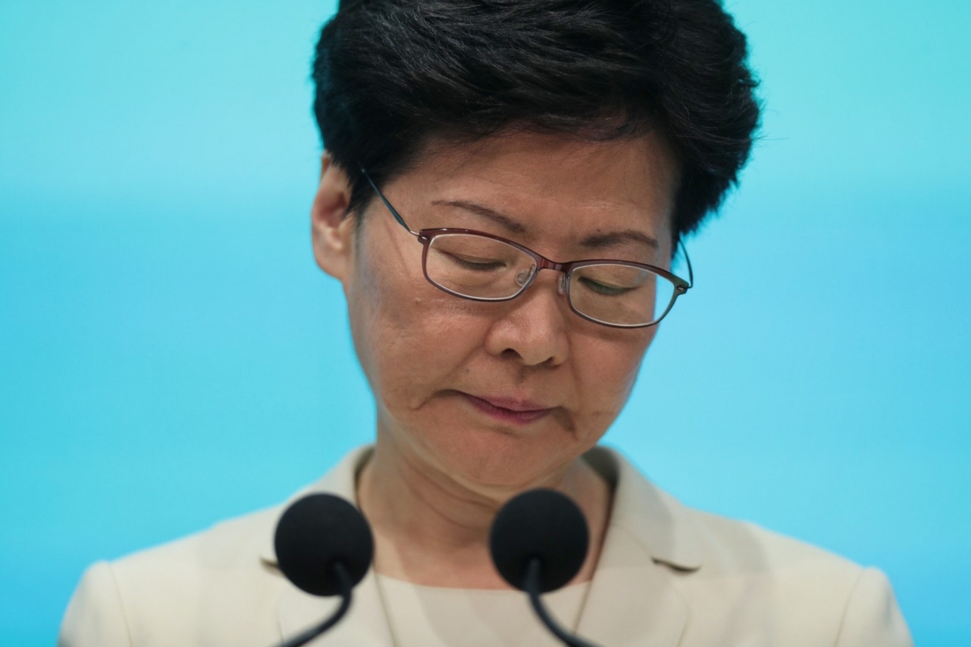 林鄭月娥於政總召開記者會,就是次逃犯條例修例一事,向香港市民真誠道歉,可惜卻備受批評不夠真誠。(李澤彤攝) 林鄭月娥於政總召開記者會,就是次逃犯條例修例一事,向香港市民真誠道歉,可惜卻備受批評不夠真誠。(李澤彤攝)