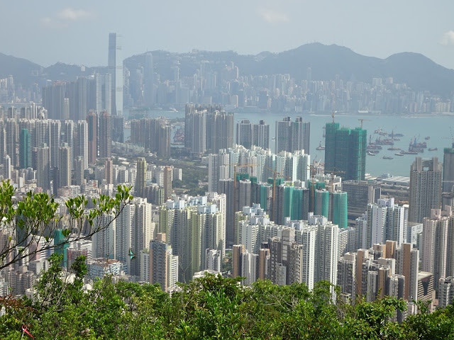 行鷹巢山途中，可下望深水埗區及對岸的港島北風光。﹙北潭坳Blog提供﹚
