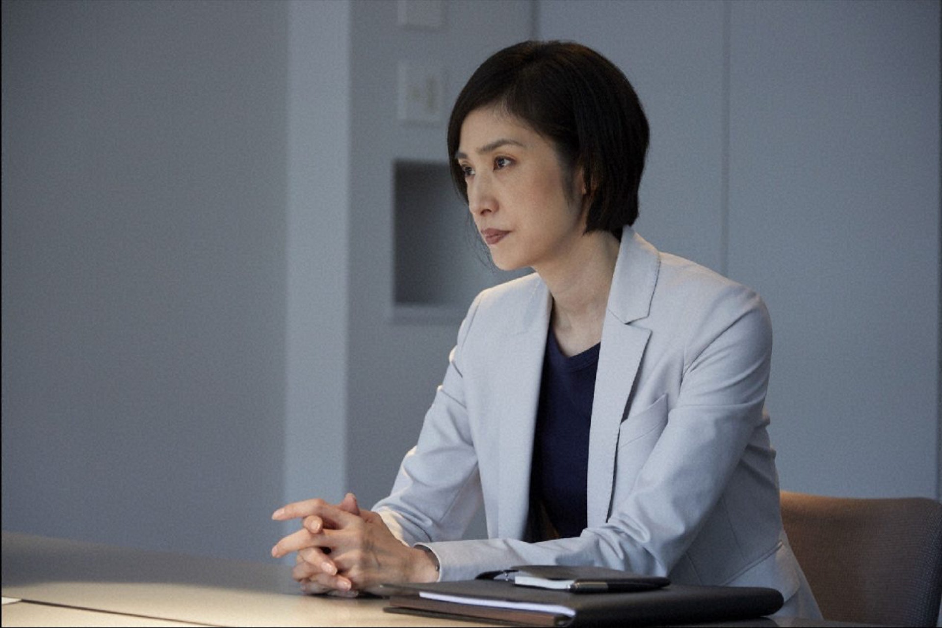 「當我喜歡上誰,誰就是我的類型,可是我已經不會喜歡上誰了。」(《緊急取調室》劇照) 「當我喜歡上誰,誰就是我的類型,可是我已經不會喜歡上誰了。」(《緊急取調室》劇照)