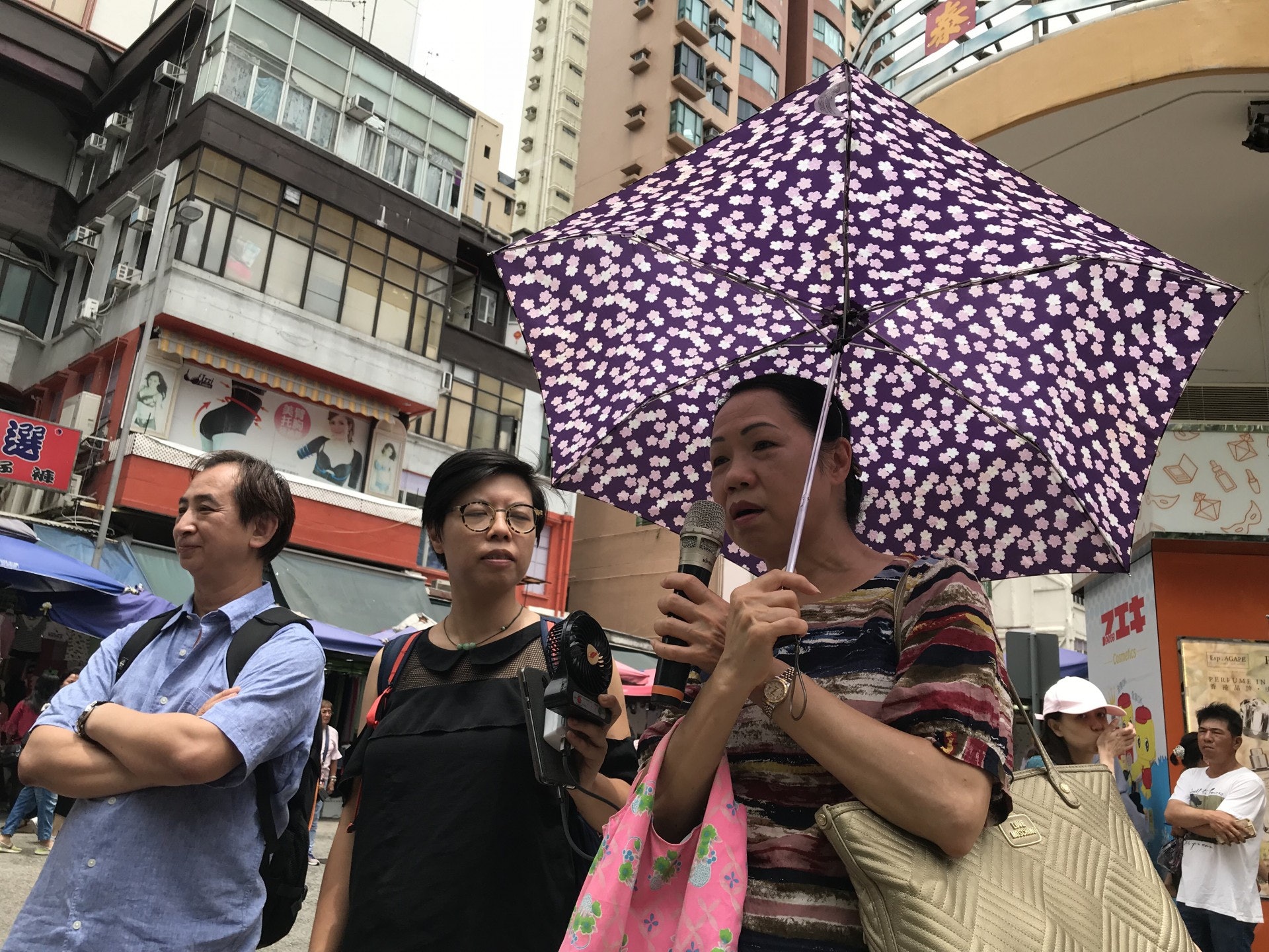李女士(持傘者)斥警方包抄中信放「毒煙」是「集體謀殺」。(鄭翠碧攝) 李女士(持傘者)斥警方包抄中信放「毒煙」是「集體謀殺」。(鄭翠碧攝)